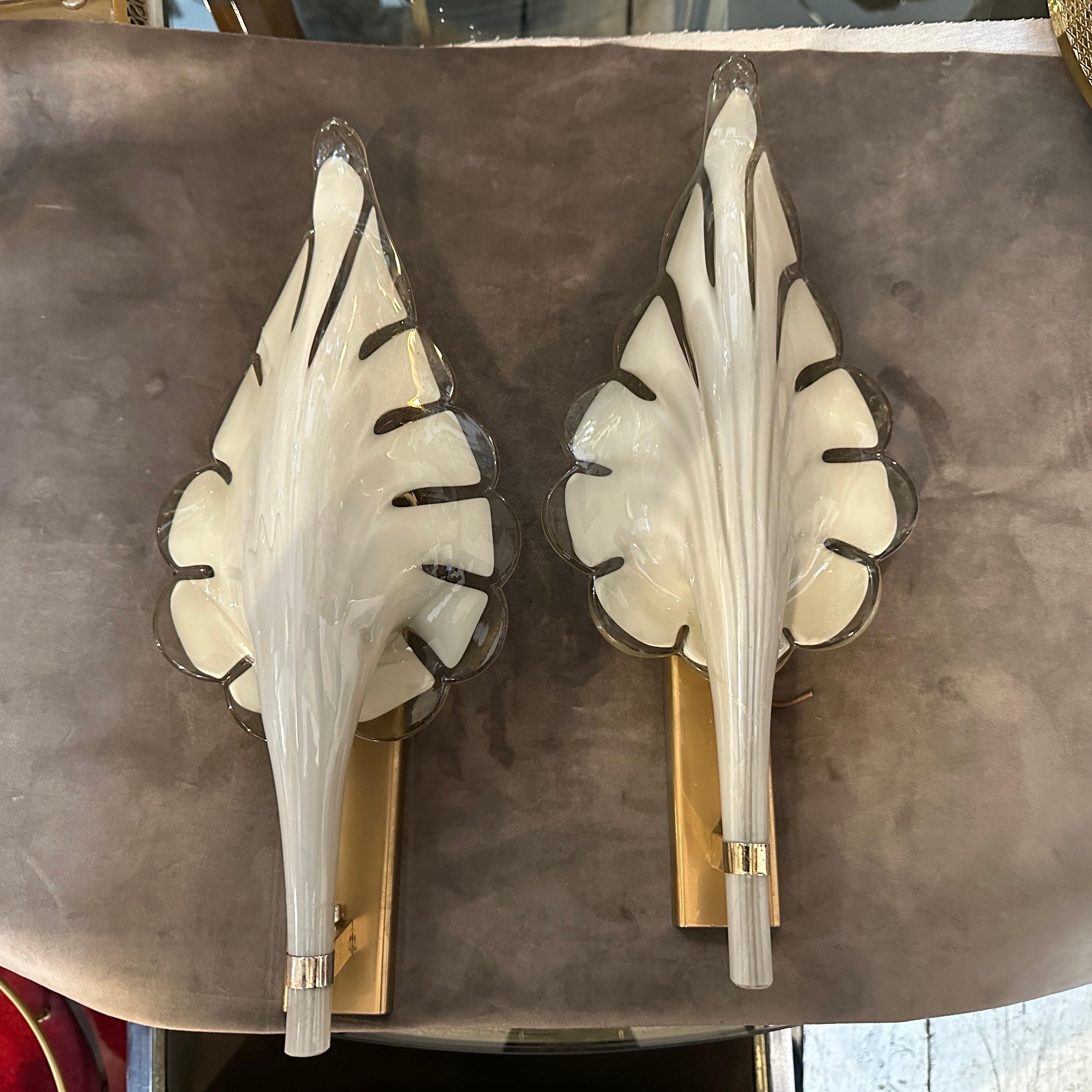 1970 Mid-century Modern Light Grey and Brass Murano Glass Sconce by Franco Luce (applique en verre de Murano gris clair et laiton) en vente 11