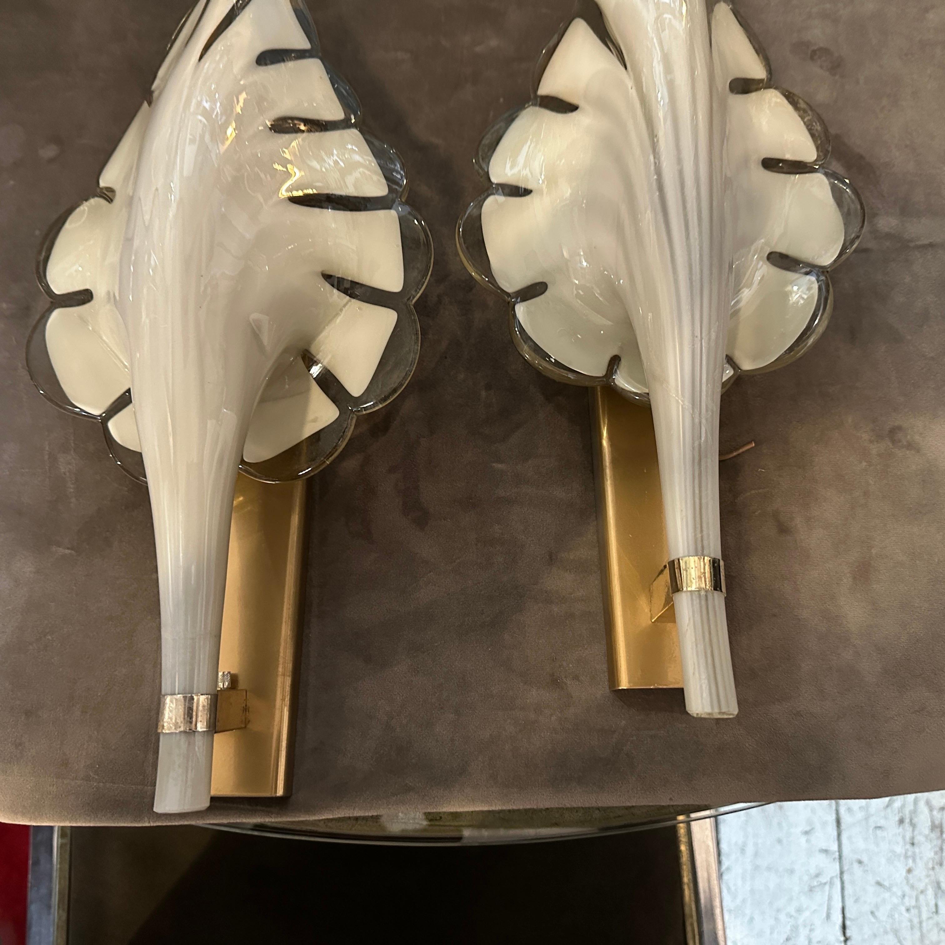 1970 Mid-century Modern Light Grey and Brass Murano Glass Sconce by Franco Luce (applique en verre de Murano gris clair et laiton) en vente 12