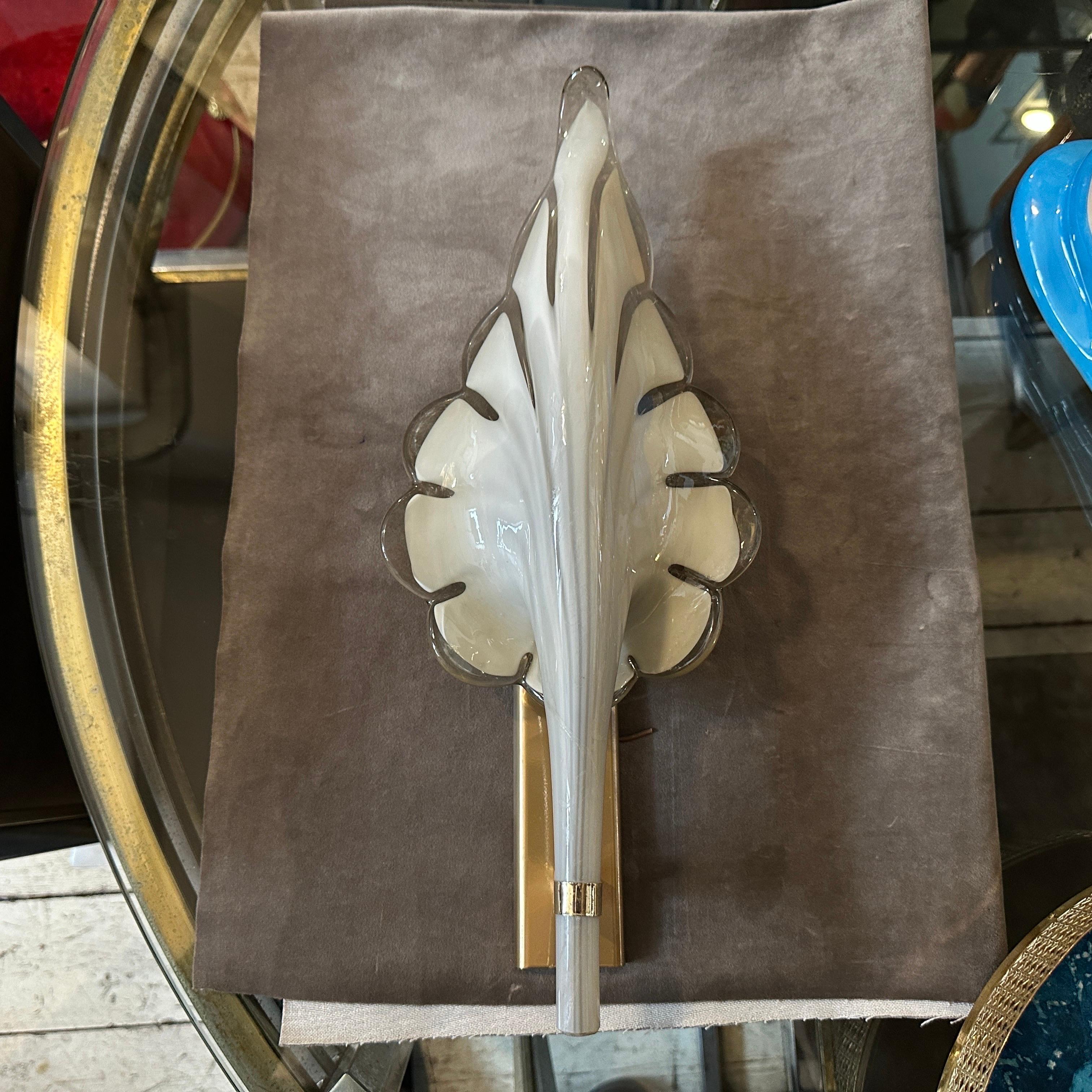 Mid-Century Modern 1970 Mid-century Modern Light Grey and Brass Murano Glass Sconce by Franco Luce (applique en verre de Murano gris clair et laiton) en vente