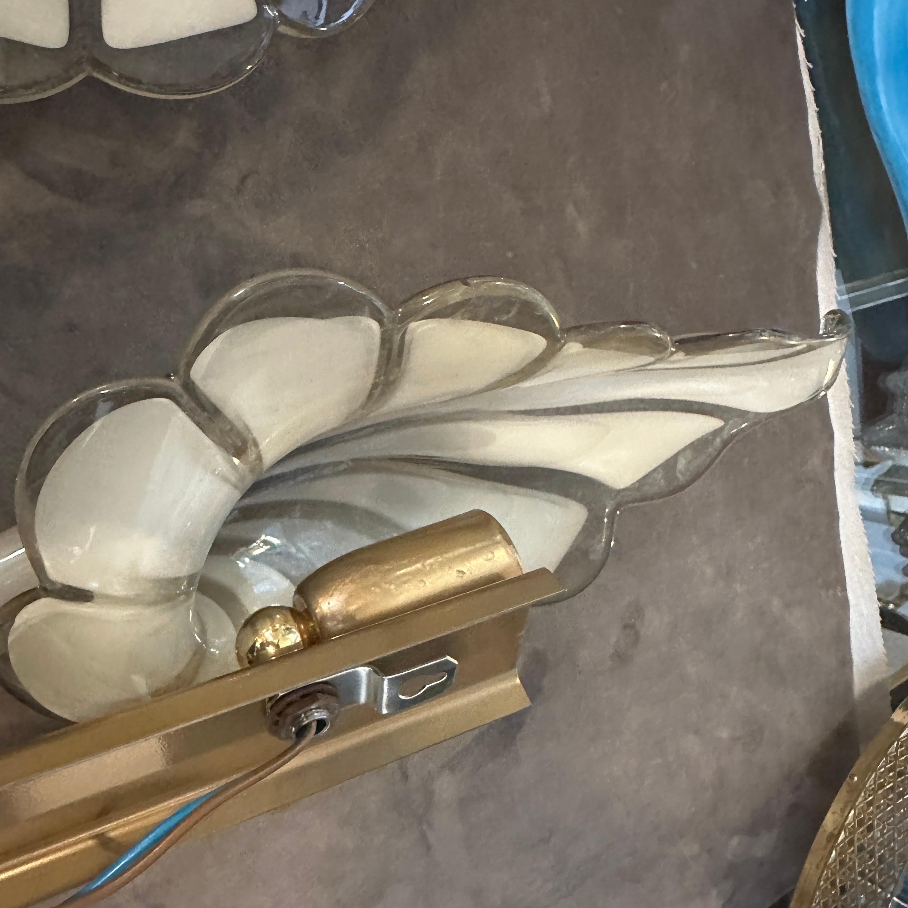 italien 1970 Mid-century Modern Light Grey and Brass Murano Glass Sconce by Franco Luce (applique en verre de Murano gris clair et laiton) en vente