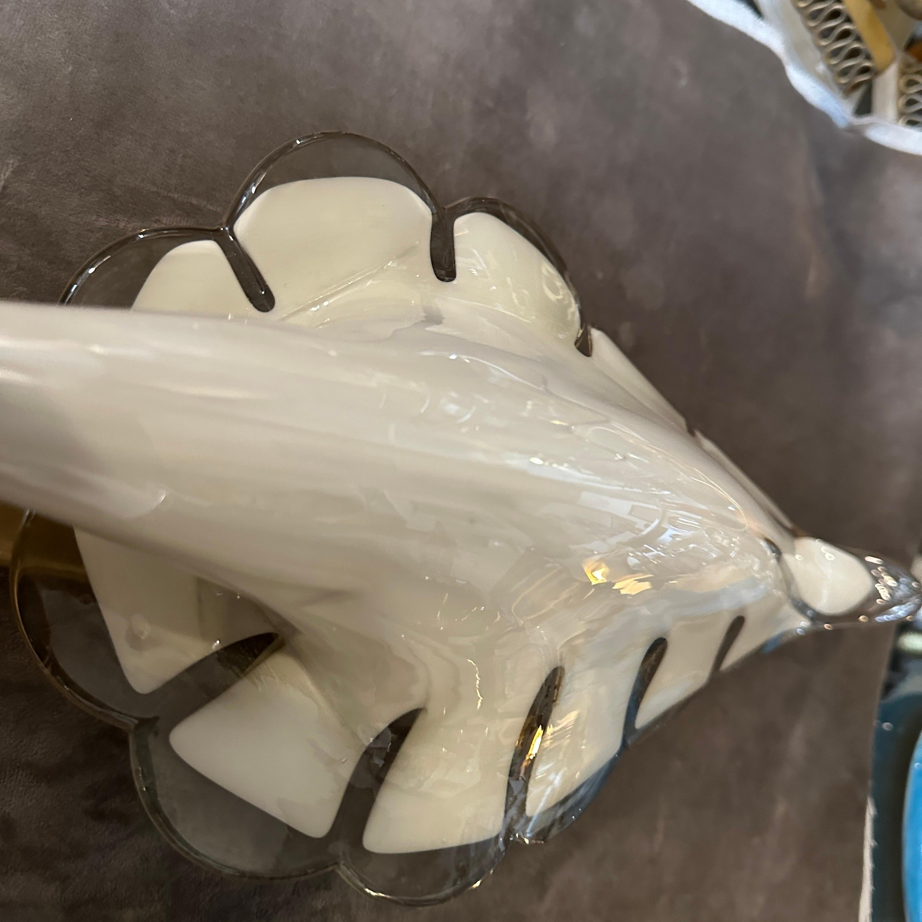 Fait main 1970 Mid-century Modern Light Grey and Brass Murano Glass Sconce by Franco Luce (applique en verre de Murano gris clair et laiton) en vente