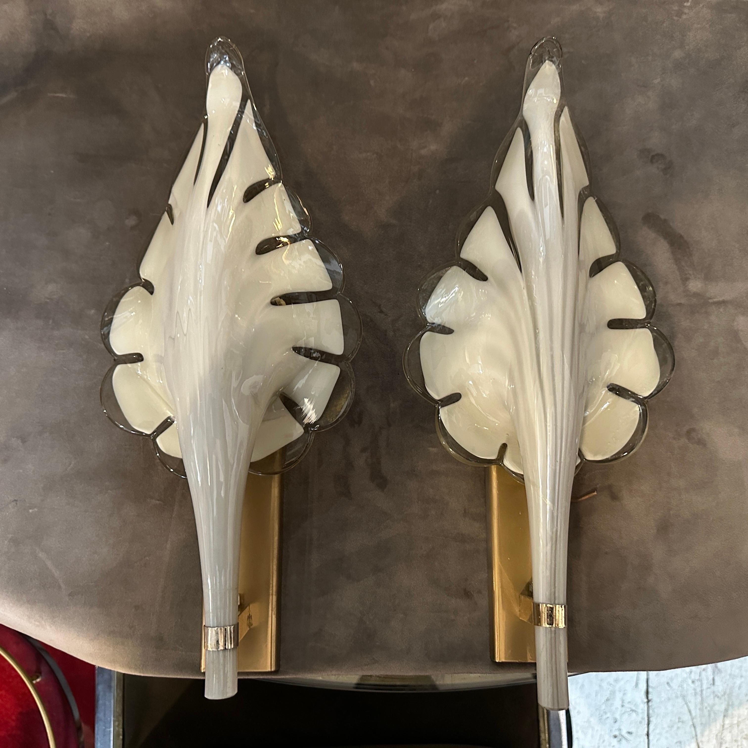 1970 Mid-century Modern Light Grey and Brass Murano Glass Sconce by Franco Luce (applique en verre de Murano gris clair et laiton) Excellent état - En vente à Aci Castello, IT