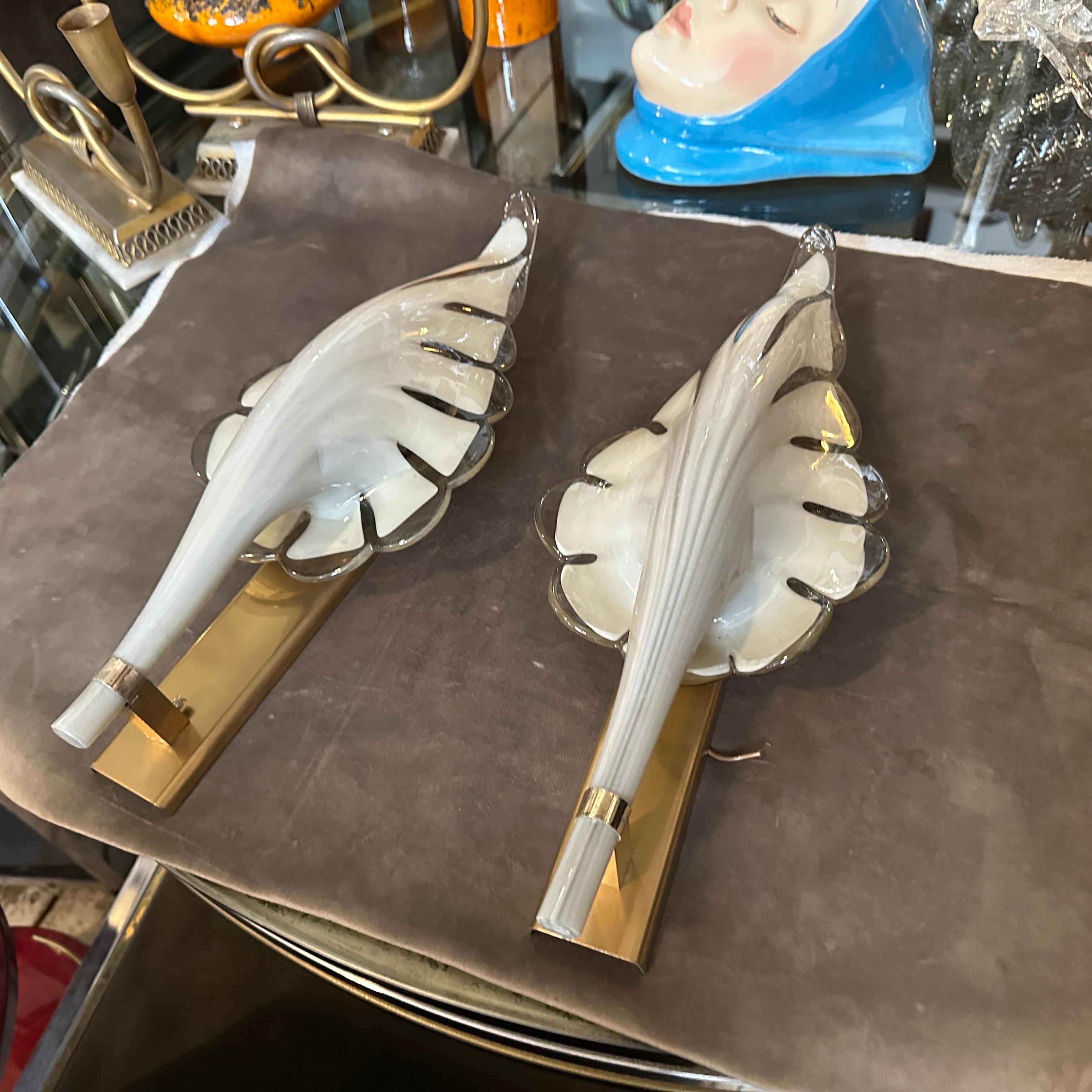 20ième siècle 1970 Mid-century Modern Light Grey and Brass Murano Glass Sconce by Franco Luce (applique en verre de Murano gris clair et laiton) en vente