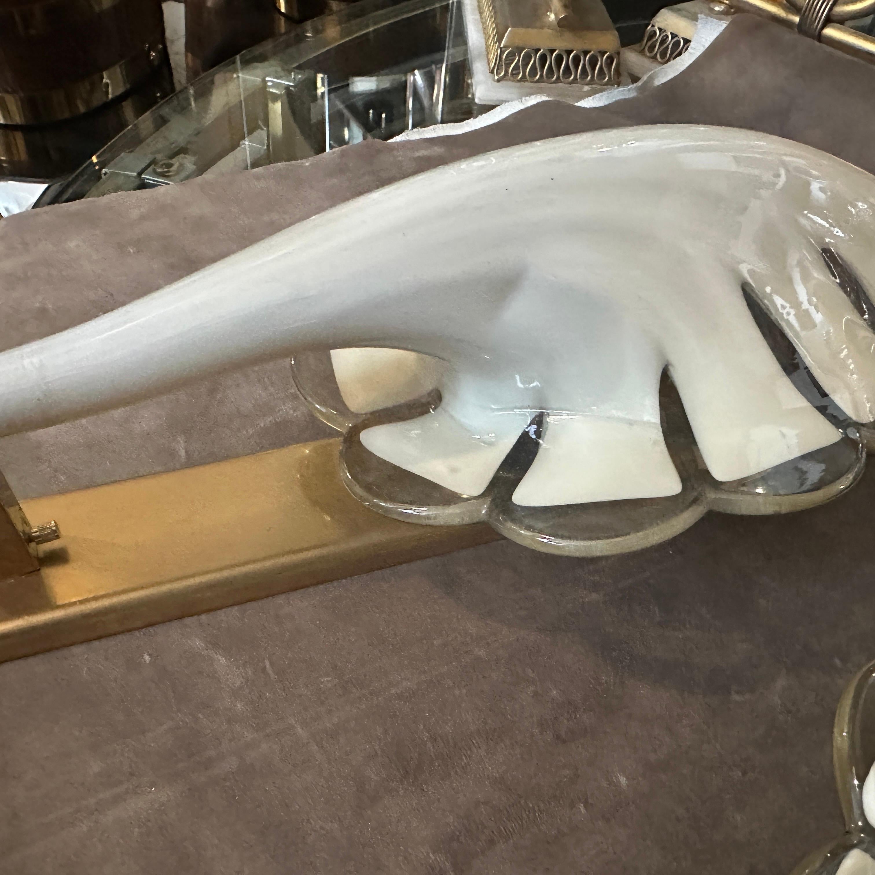 Métal 1970 Mid-century Modern Light Grey and Brass Murano Glass Sconce by Franco Luce (applique en verre de Murano gris clair et laiton) en vente