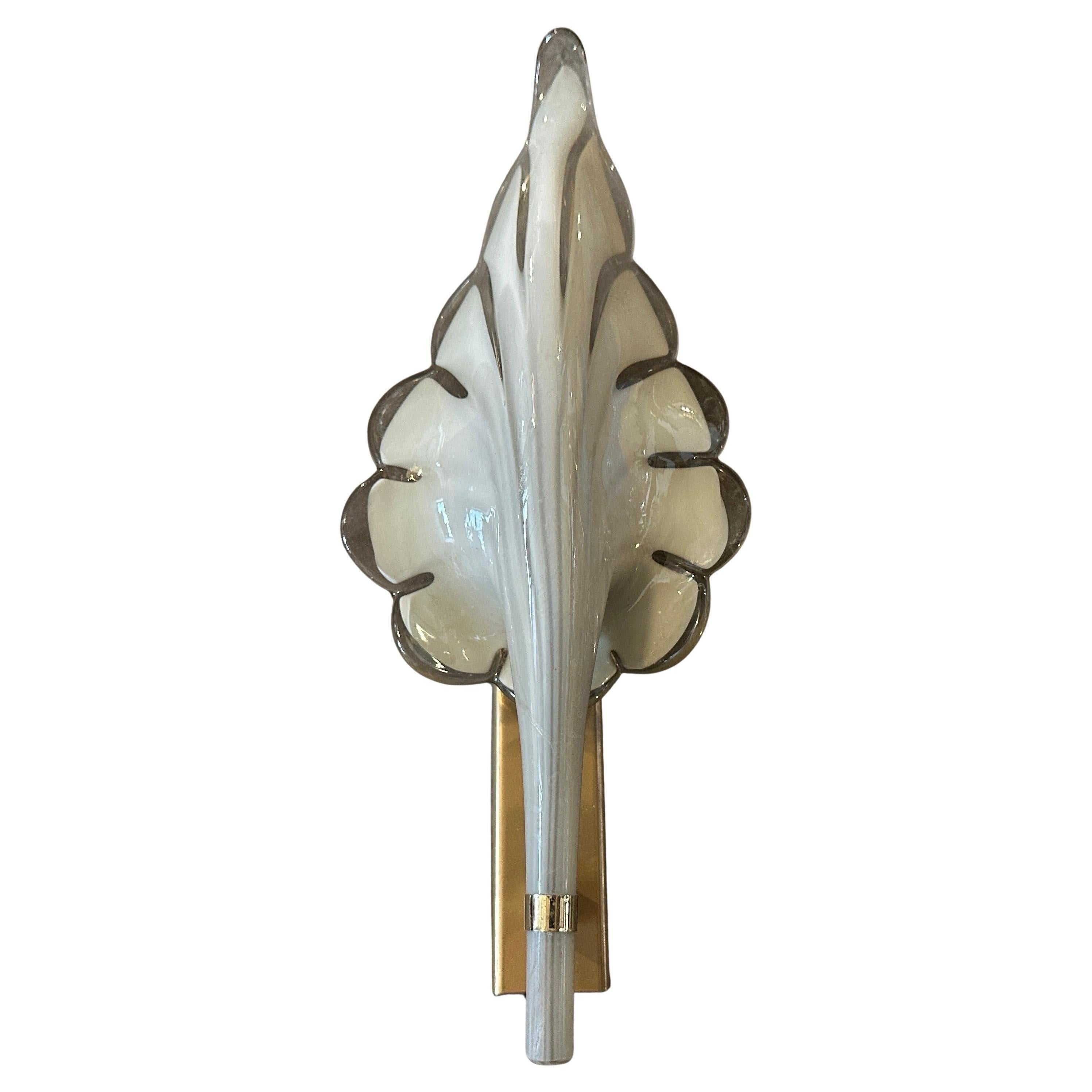 1970 Mid-century Modern Light Grey and Brass Murano Glass Sconce by Franco Luce (applique en verre de Murano gris clair et laiton) en vente
