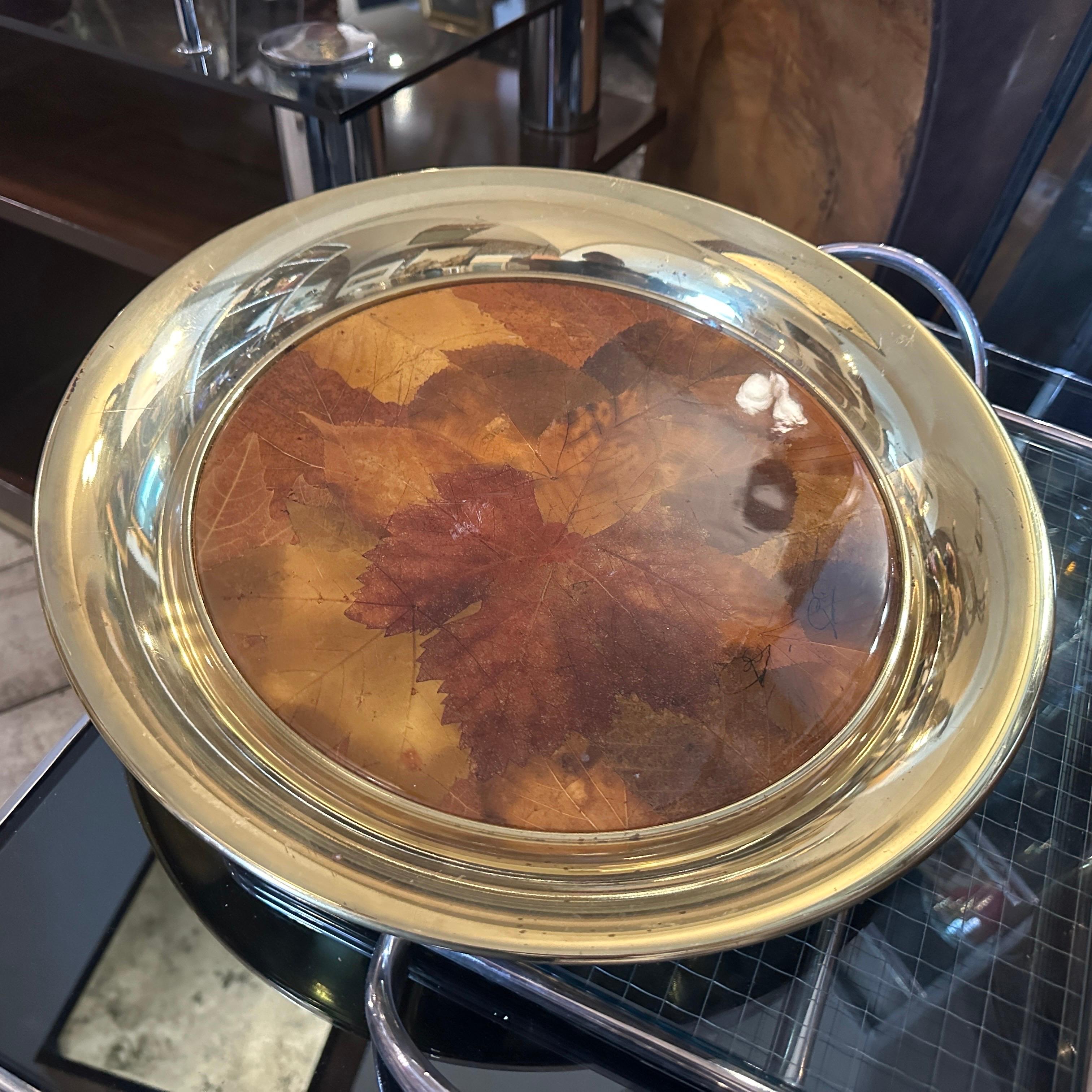 1970s Mid-Century Modern Lucite and Brass Italian Round Tray (Plateau rond italien en laiton et lucite) en vente 5
