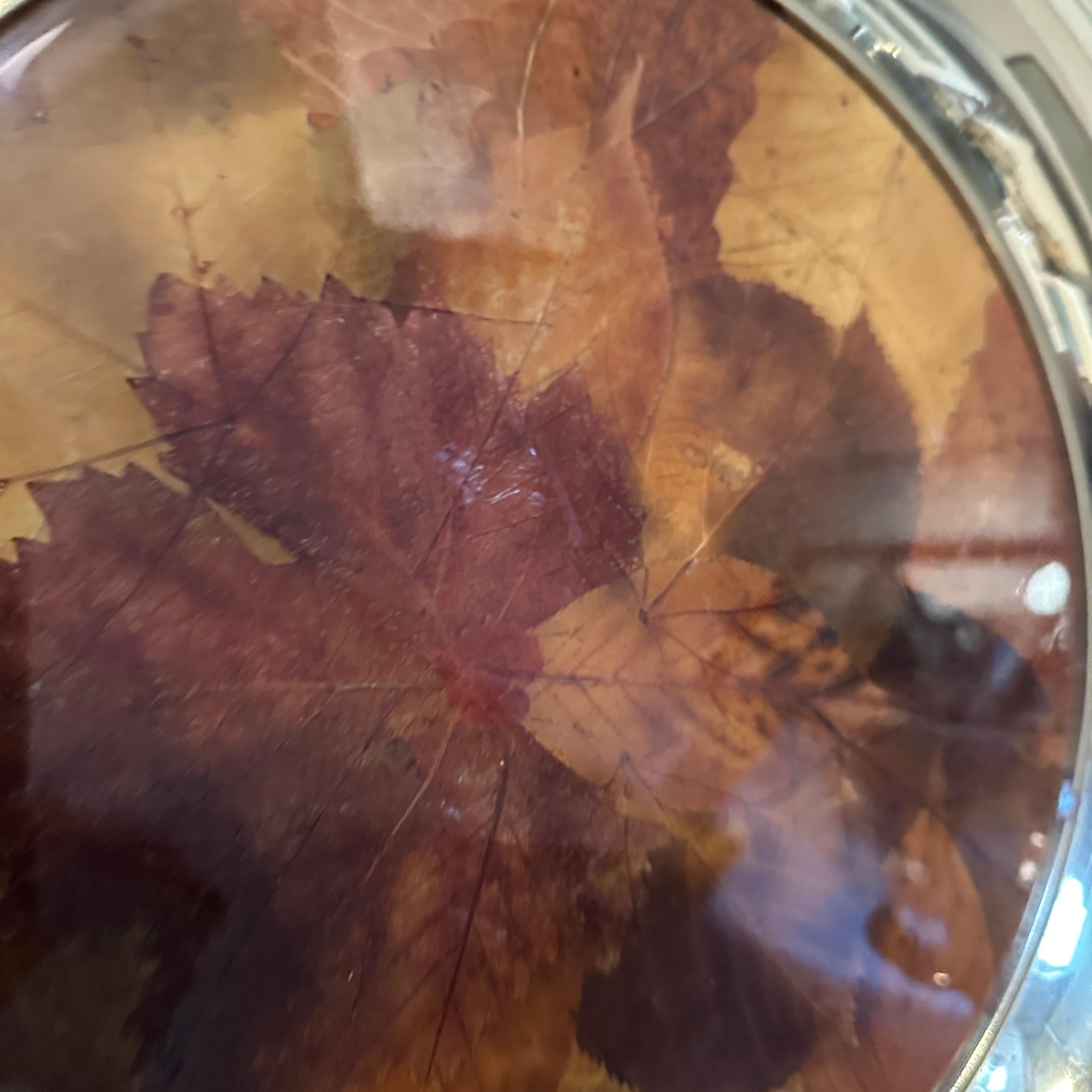 1970s Mid-Century Modern Lucite and Brass Italian Round Tray (Plateau rond italien en laiton et lucite) en vente 8