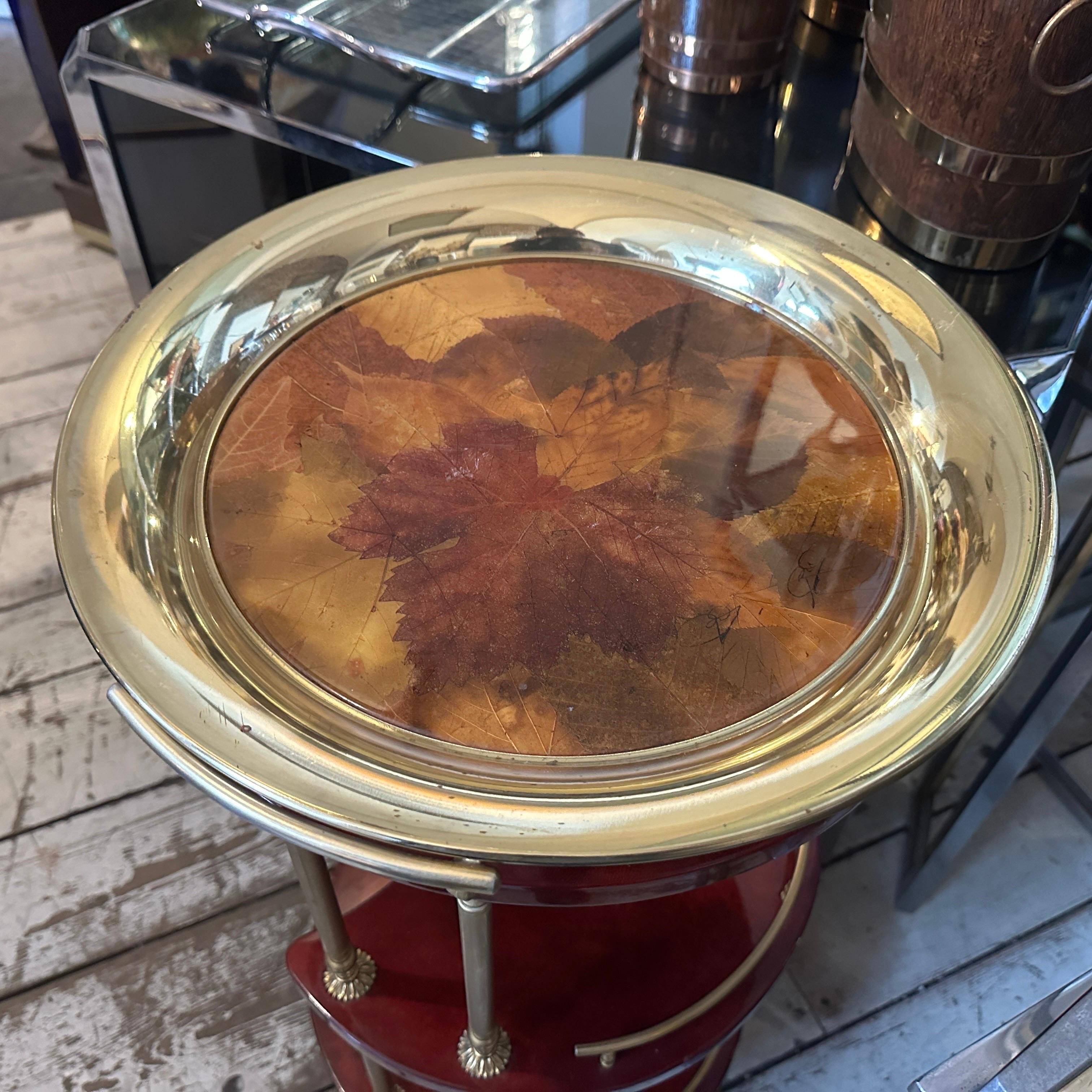 1970s Mid-Century Modern Lucite and Brass Italian Round Tray (Plateau rond italien en laiton et lucite) en vente 9