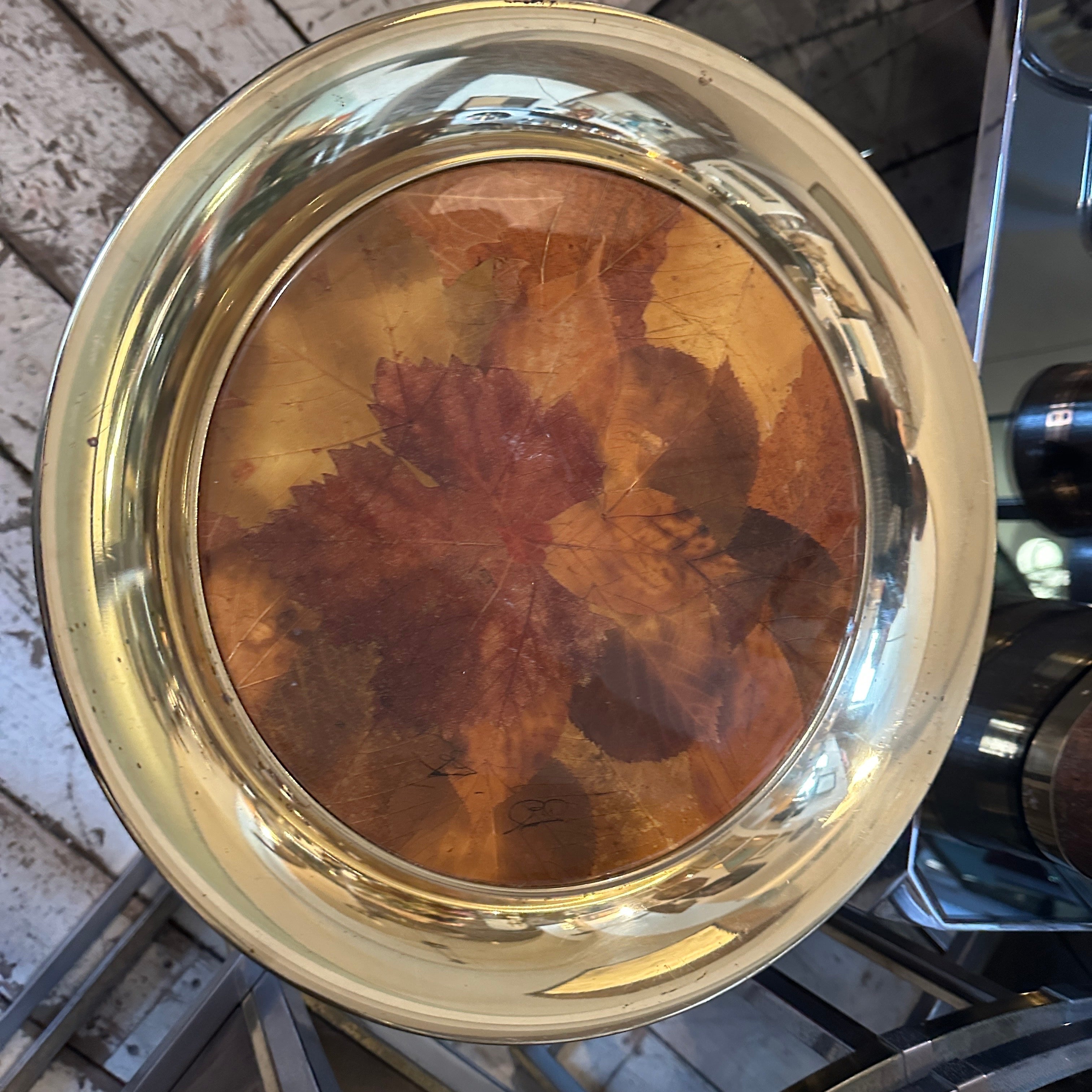 1970s Mid-Century Modern Lucite and Brass Italian Round Tray (Plateau rond italien en laiton et lucite) Bon état - En vente à Aci Castello, IT