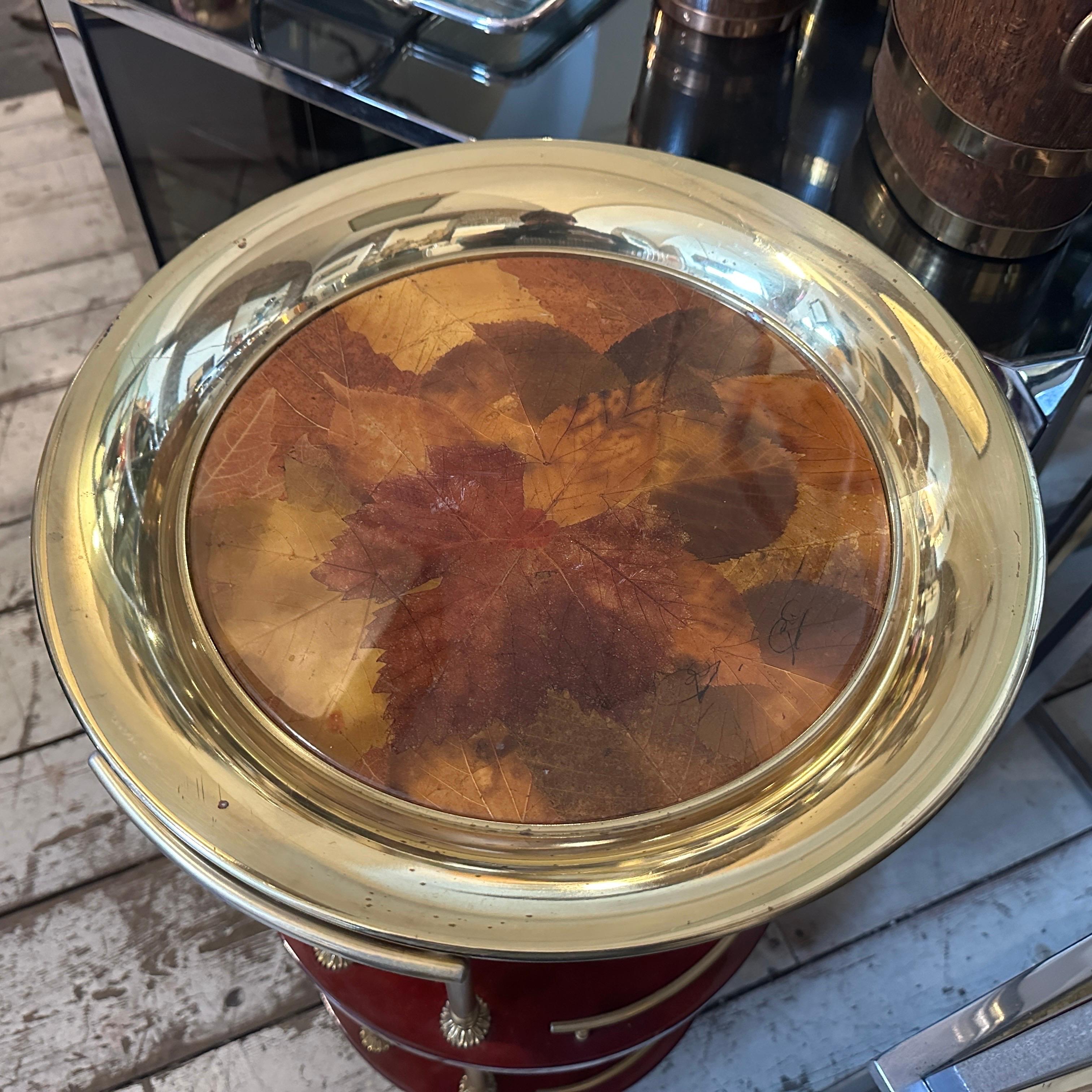 20ième siècle 1970s Mid-Century Modern Lucite and Brass Italian Round Tray (Plateau rond italien en laiton et lucite) en vente