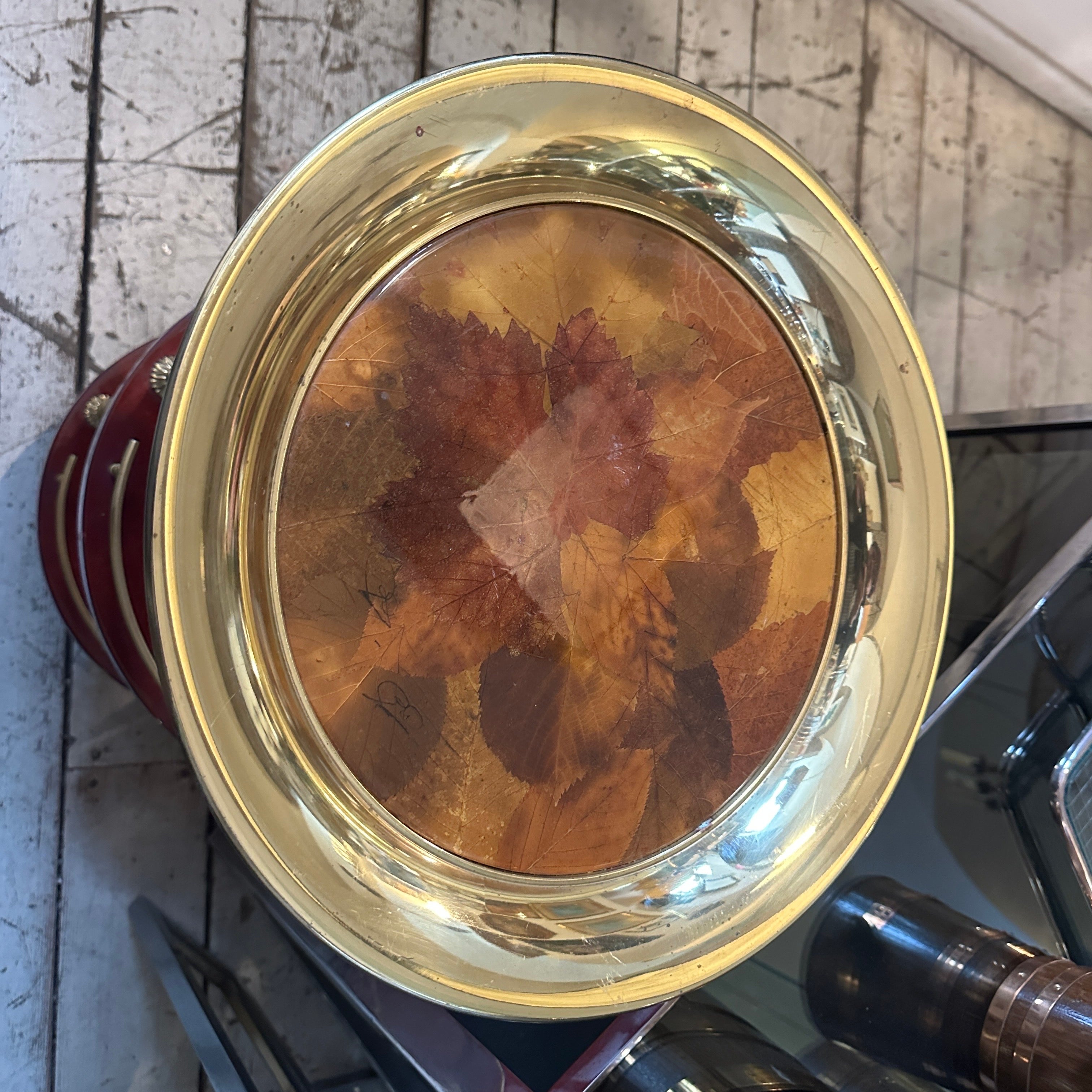 Laiton 1970s Mid-Century Modern Lucite and Brass Italian Round Tray (Plateau rond italien en laiton et lucite) en vente