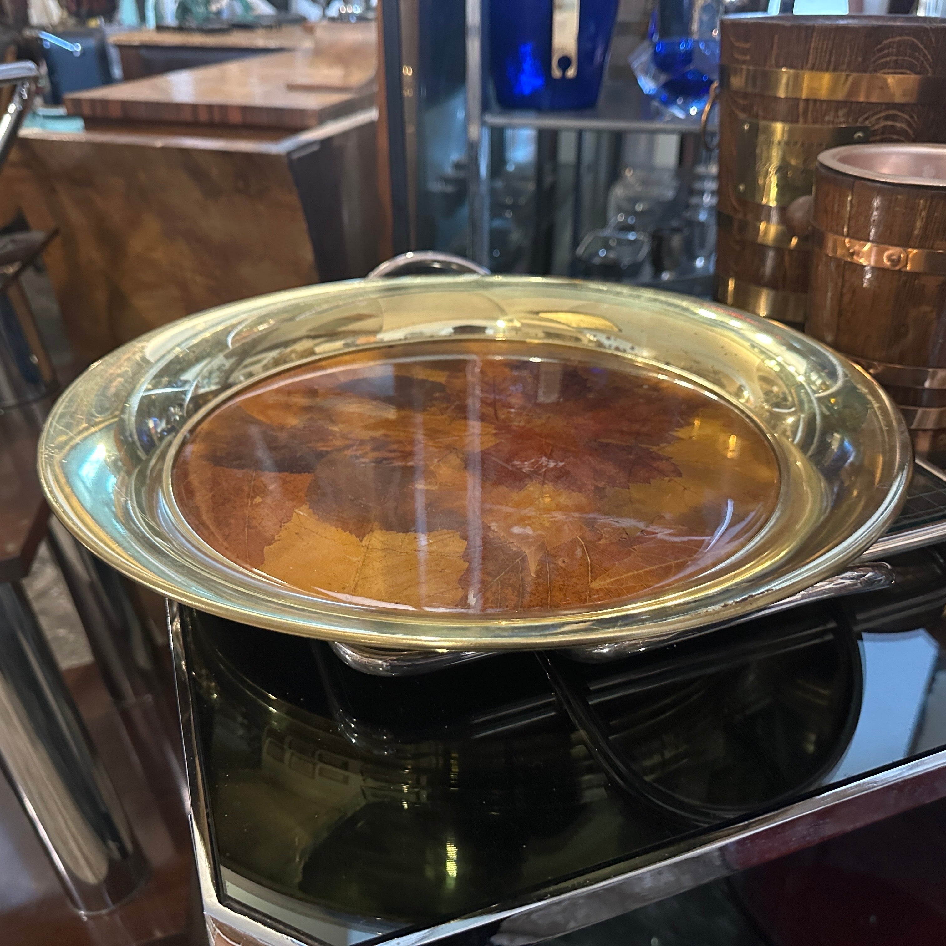 1970s Mid-Century Modern Lucite and Brass Italian Round Tray (Plateau rond italien en laiton et lucite) en vente 1
