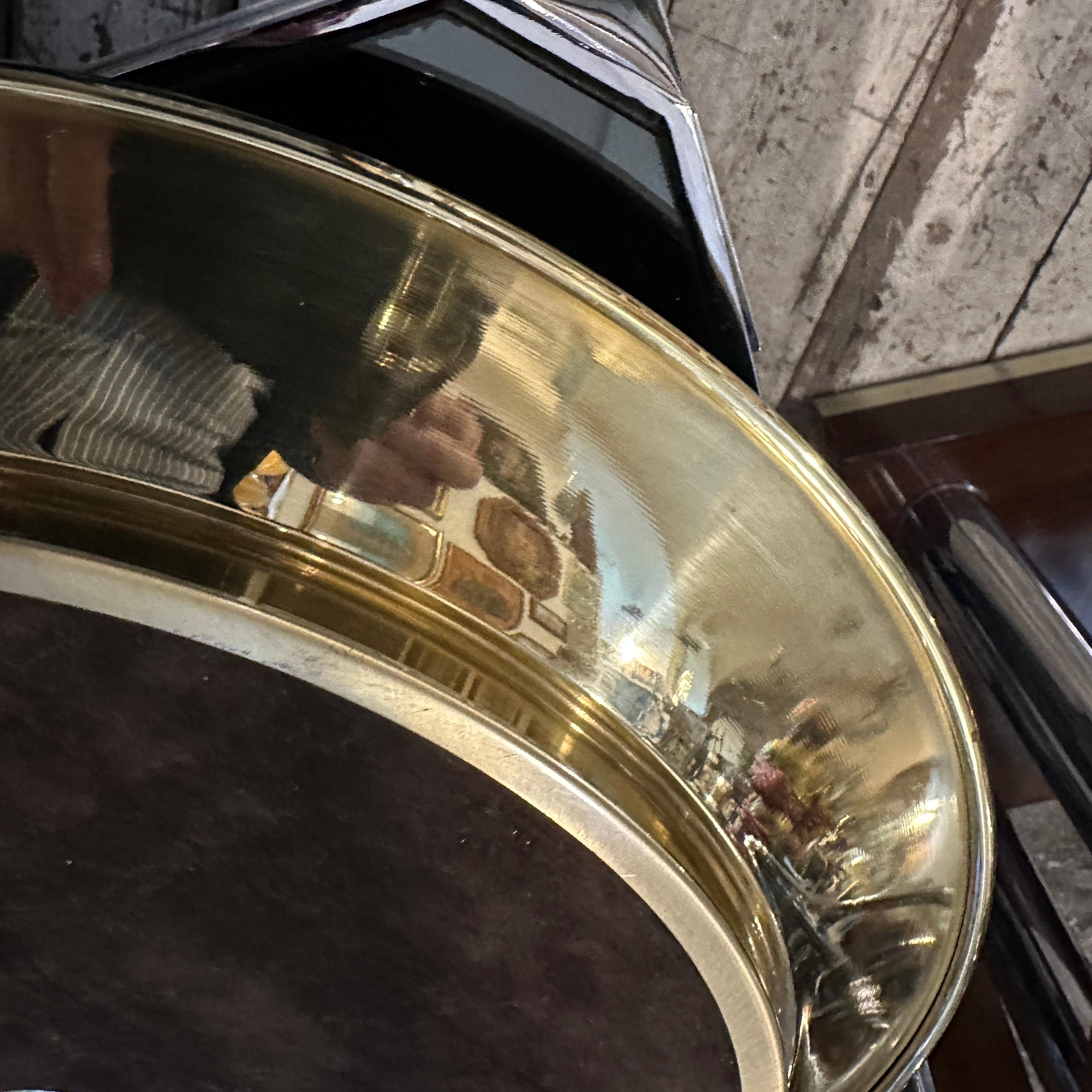 1970s Mid-Century Modern Lucite and Brass Italian Round Tray (Plateau rond italien en laiton et lucite) en vente 2