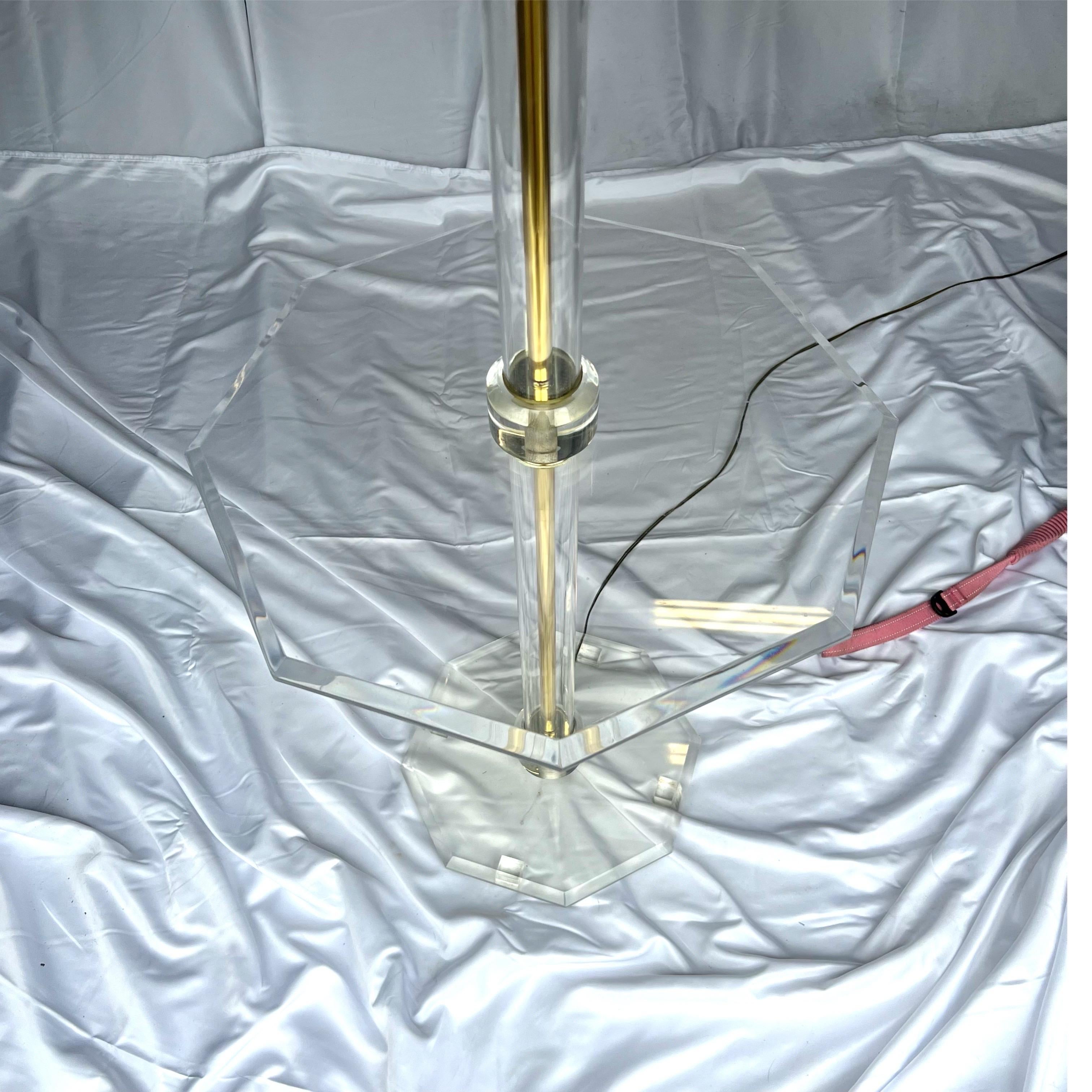 1970’s Mid-Century Modern Lucite Floor Lamp With Integrated Table For Sale 3