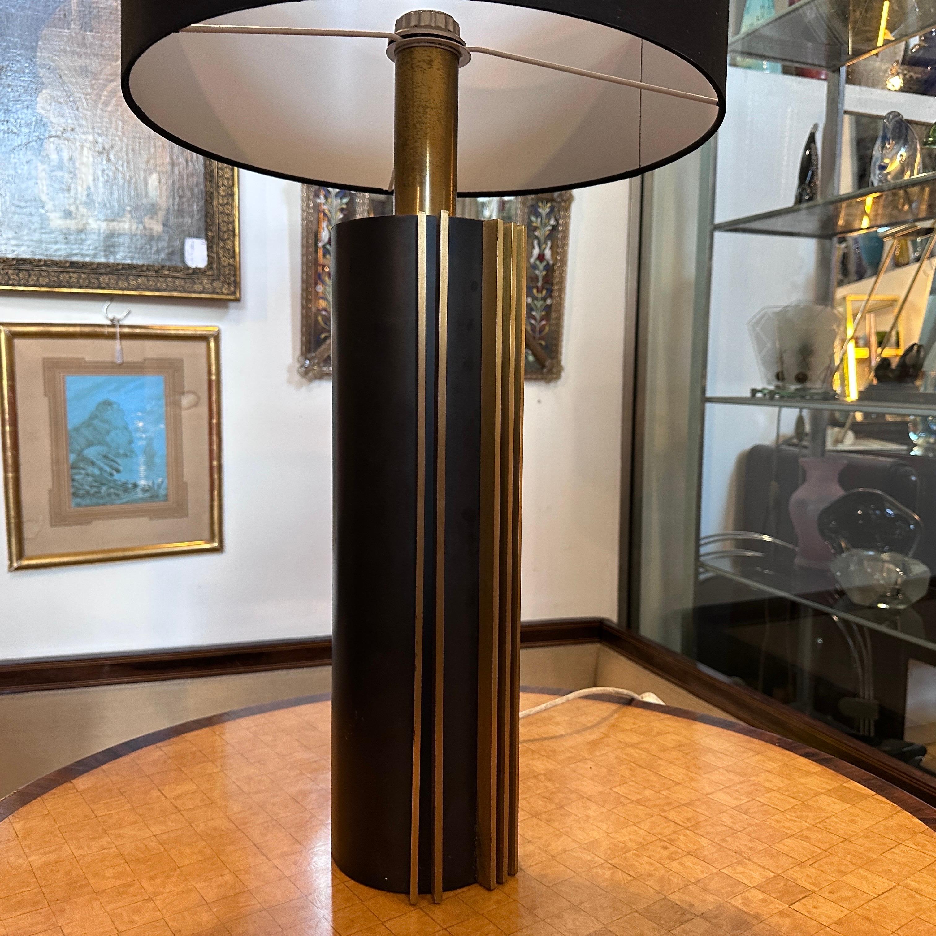 

Une élégante lampe de table conçue par Gaetano Sciolari et fabriquée en Italie dans les années 70. Elle est en bon état, en état de marche et avec un nouvel abat-jour noir. Cette lampe de table de Gaetano Sciolari est un luminaire captivant qui