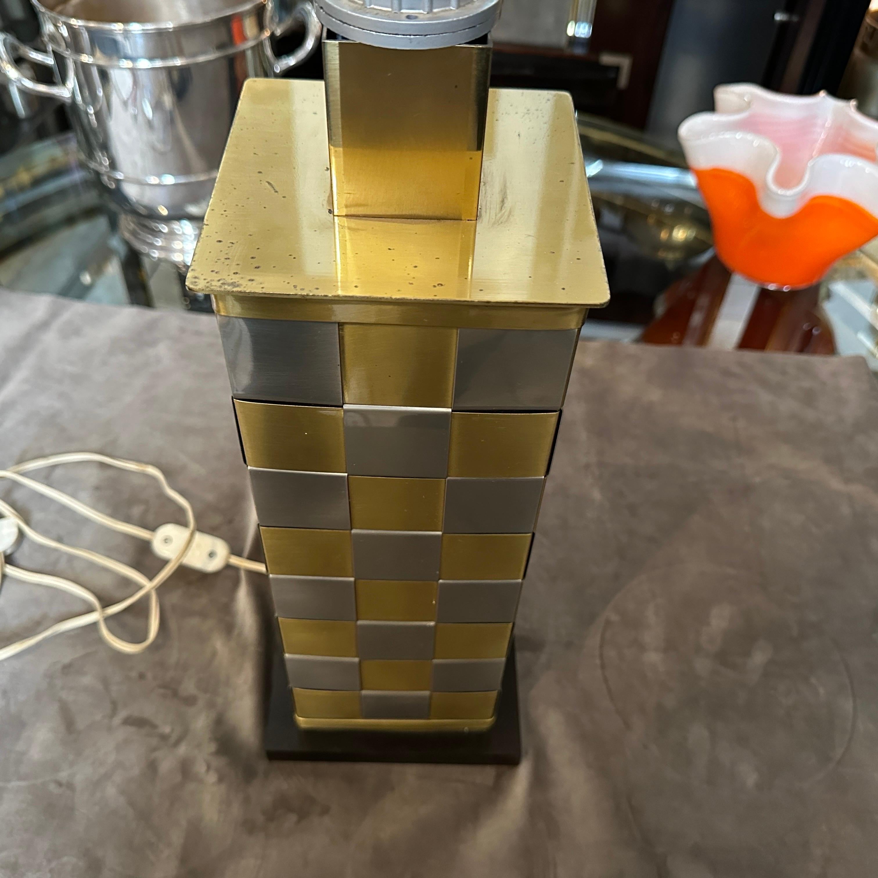 1970er Jahre Mid-Century Modern Metall Italienische Tischlampe in der Art von Willy Rizzo im Angebot 4