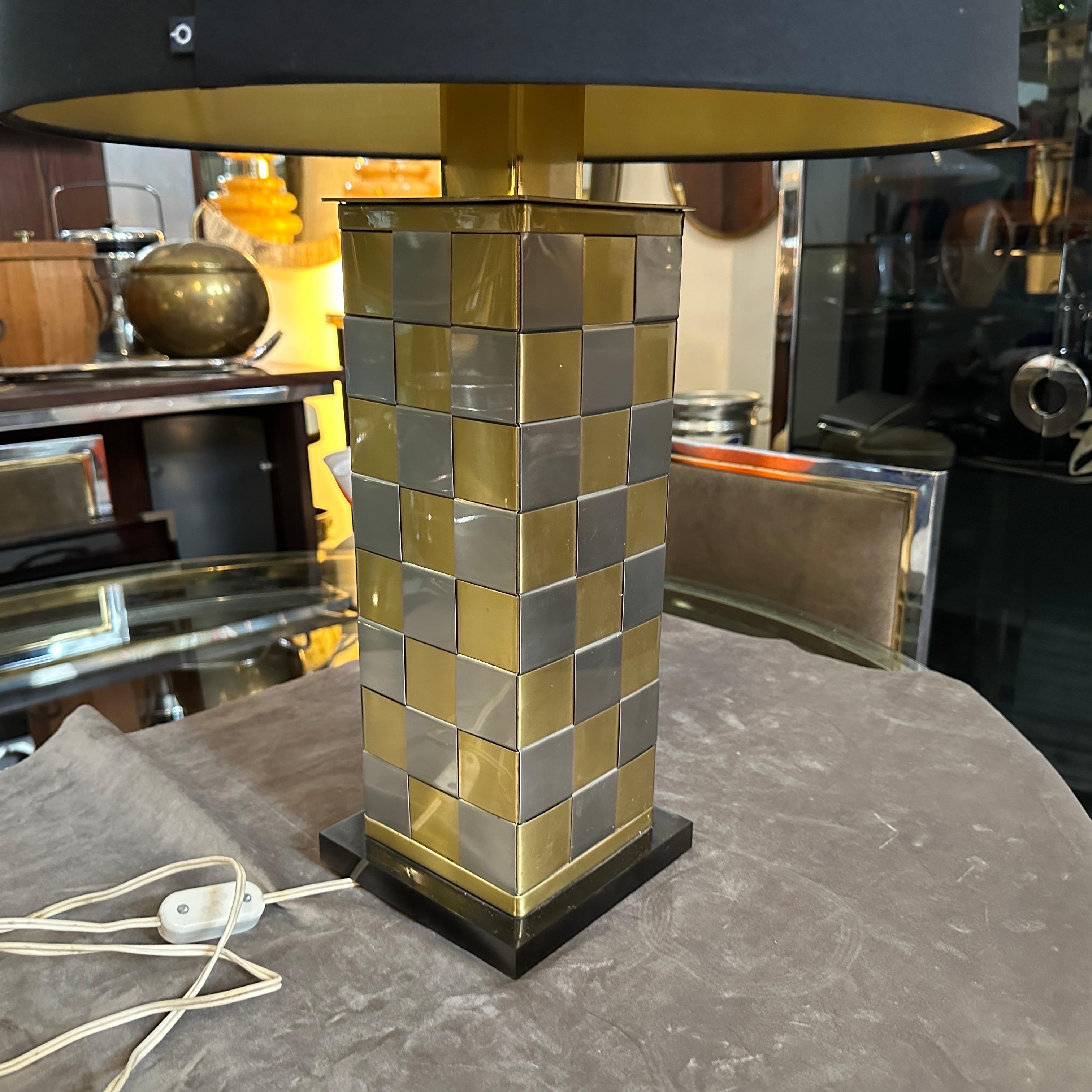 1970er Jahre Mid-Century Modern Metall Italienische Tischlampe in der Art von Willy Rizzo (Moderne der Mitte des Jahrhunderts) im Angebot