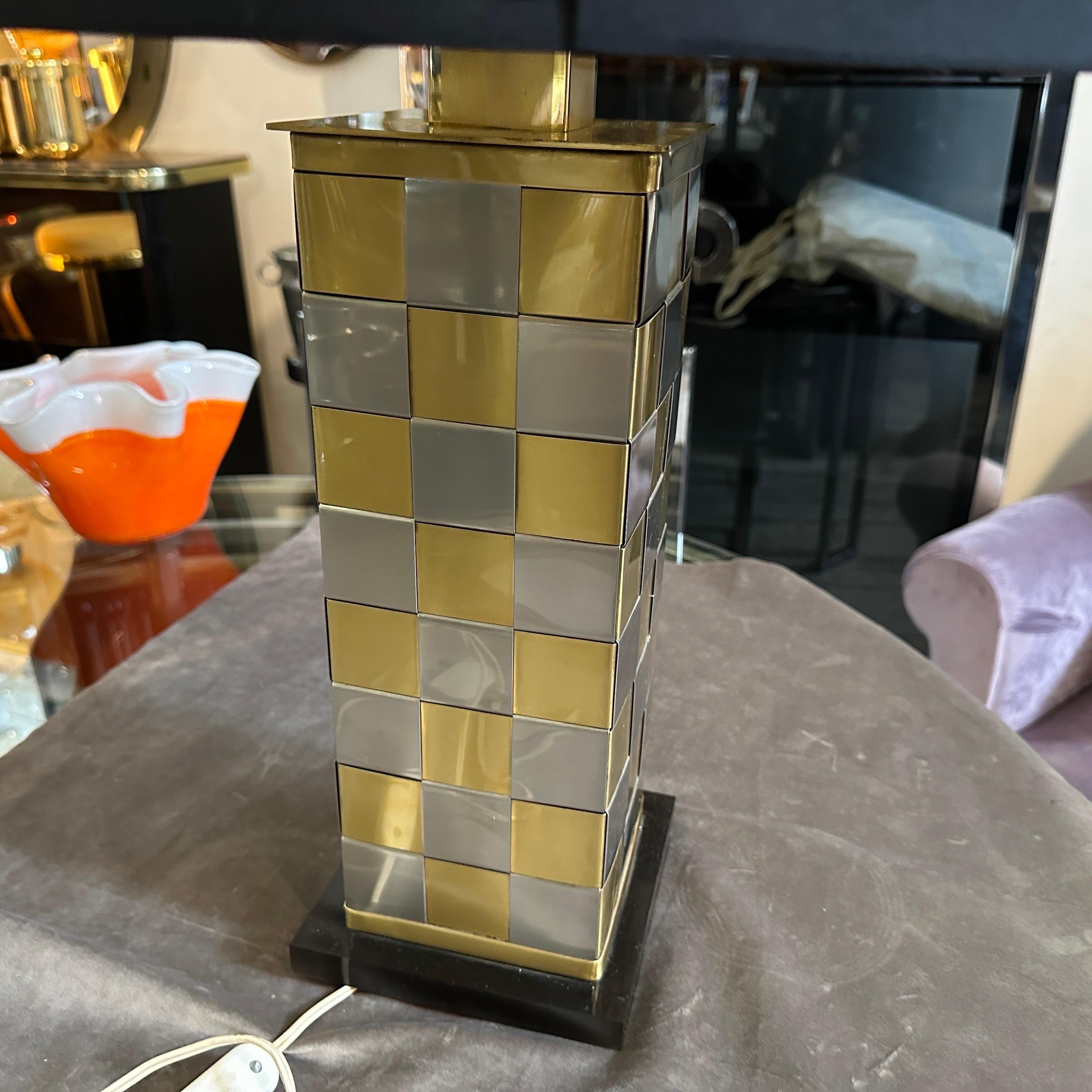 1970er Jahre Mid-Century Modern Metall Italienische Tischlampe in der Art von Willy Rizzo im Zustand „Gut“ im Angebot in Aci Castello, IT