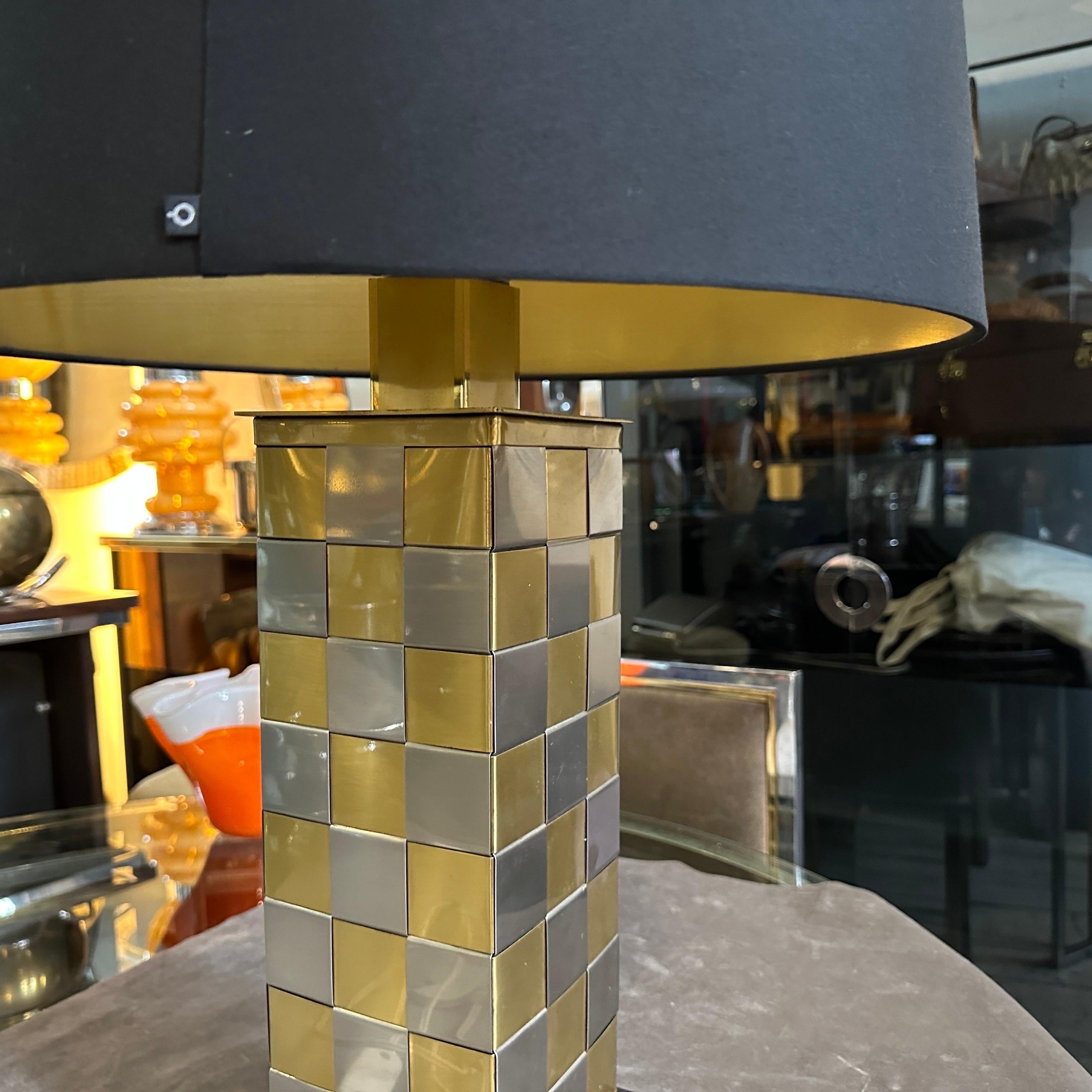 1970er Jahre Mid-Century Modern Metall Italienische Tischlampe in der Art von Willy Rizzo (Stahlschnitt) im Angebot