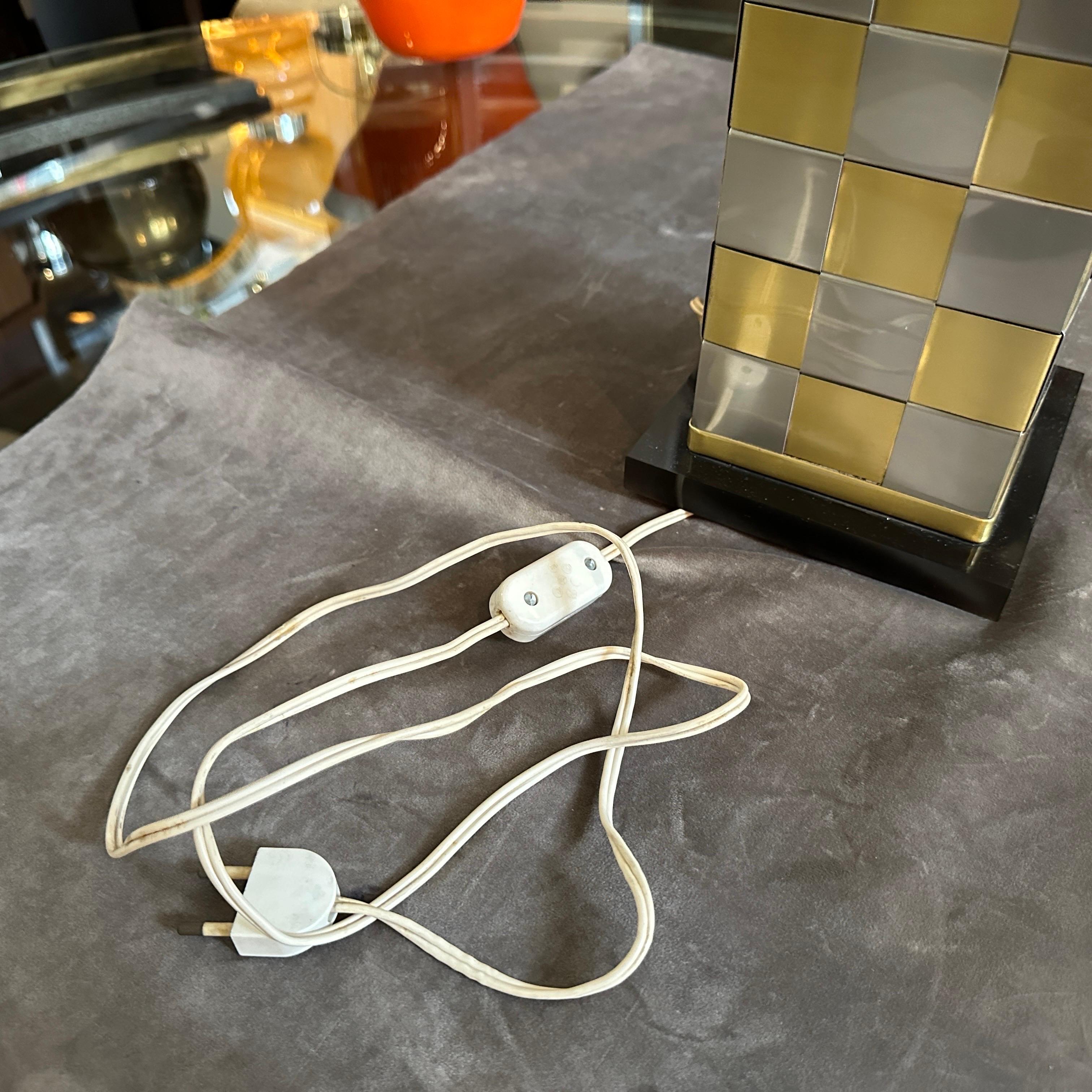 1970er Jahre Mid-Century Modern Metall Italienische Tischlampe in der Art von Willy Rizzo im Angebot 1