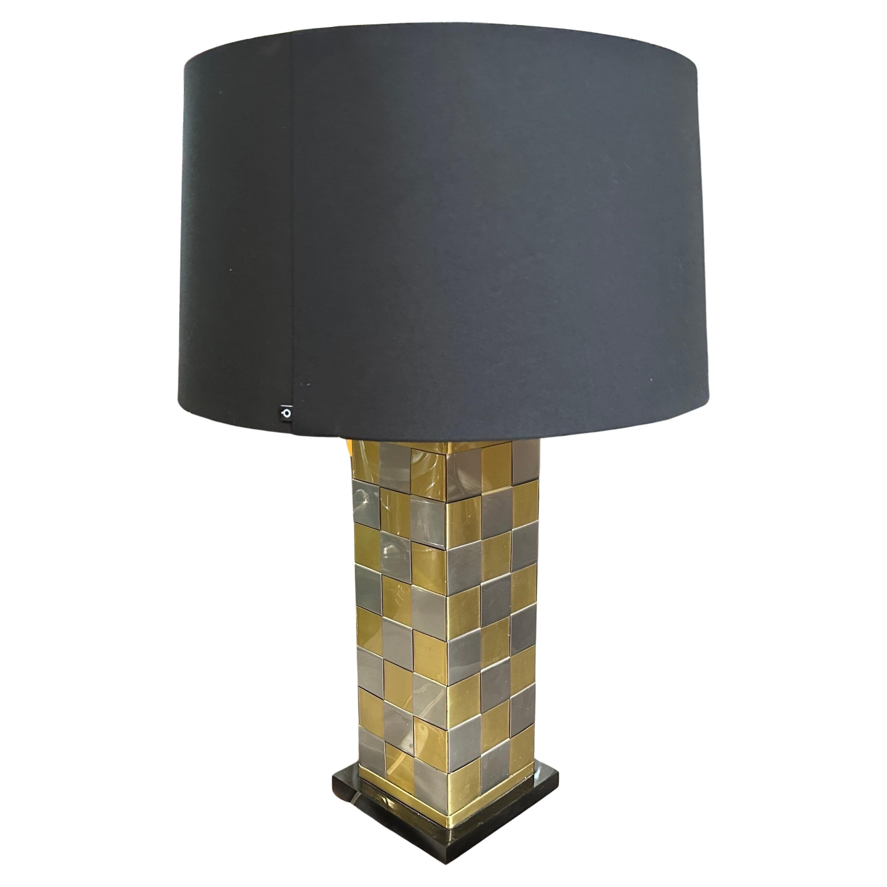 1970er Jahre Mid-Century Modern Metall Italienische Tischlampe in der Art von Willy Rizzo im Angebot