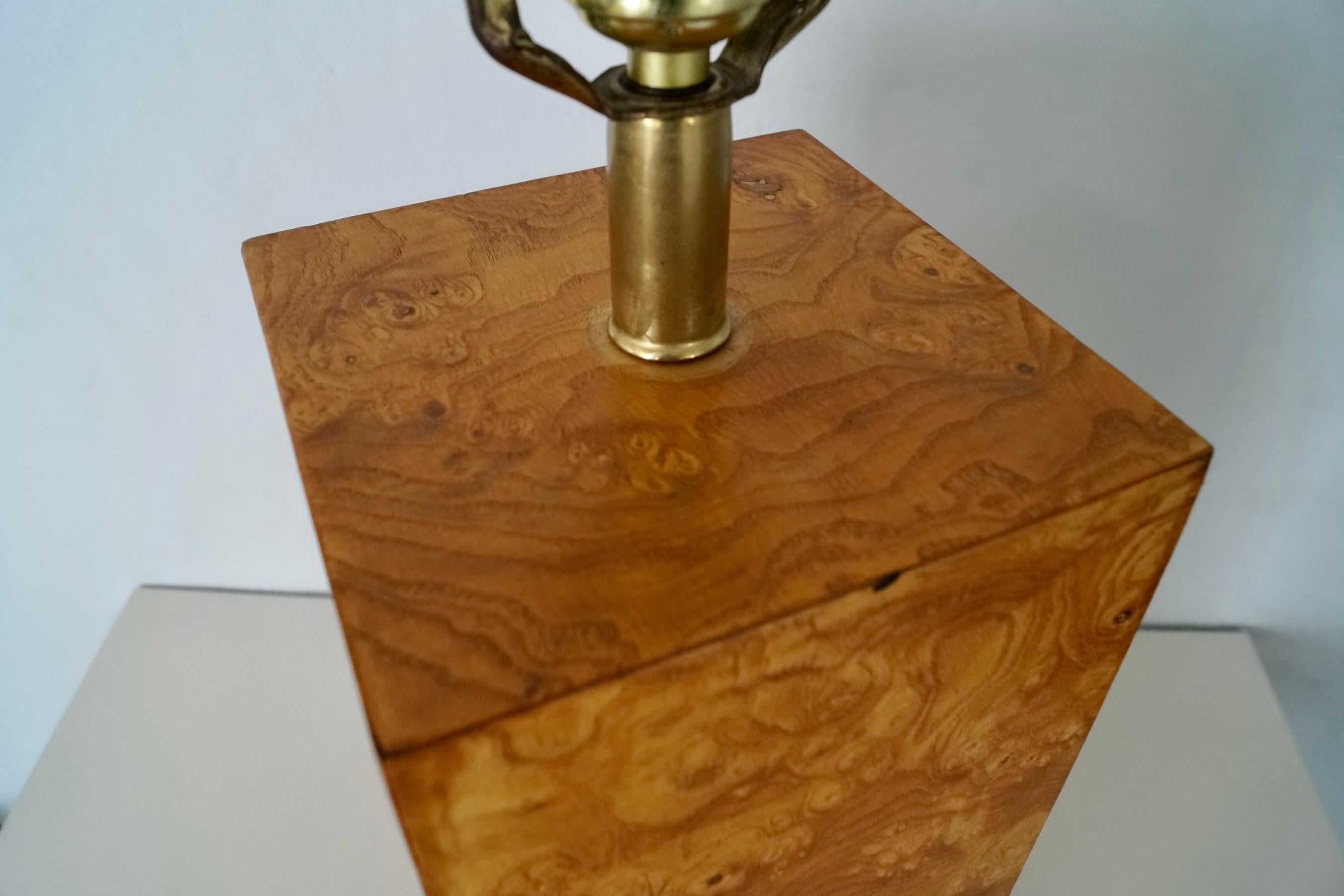 Lámpara de sobremesa de latón y madera burl estilo Milo Baughman de mediados de siglo XX en venta 3