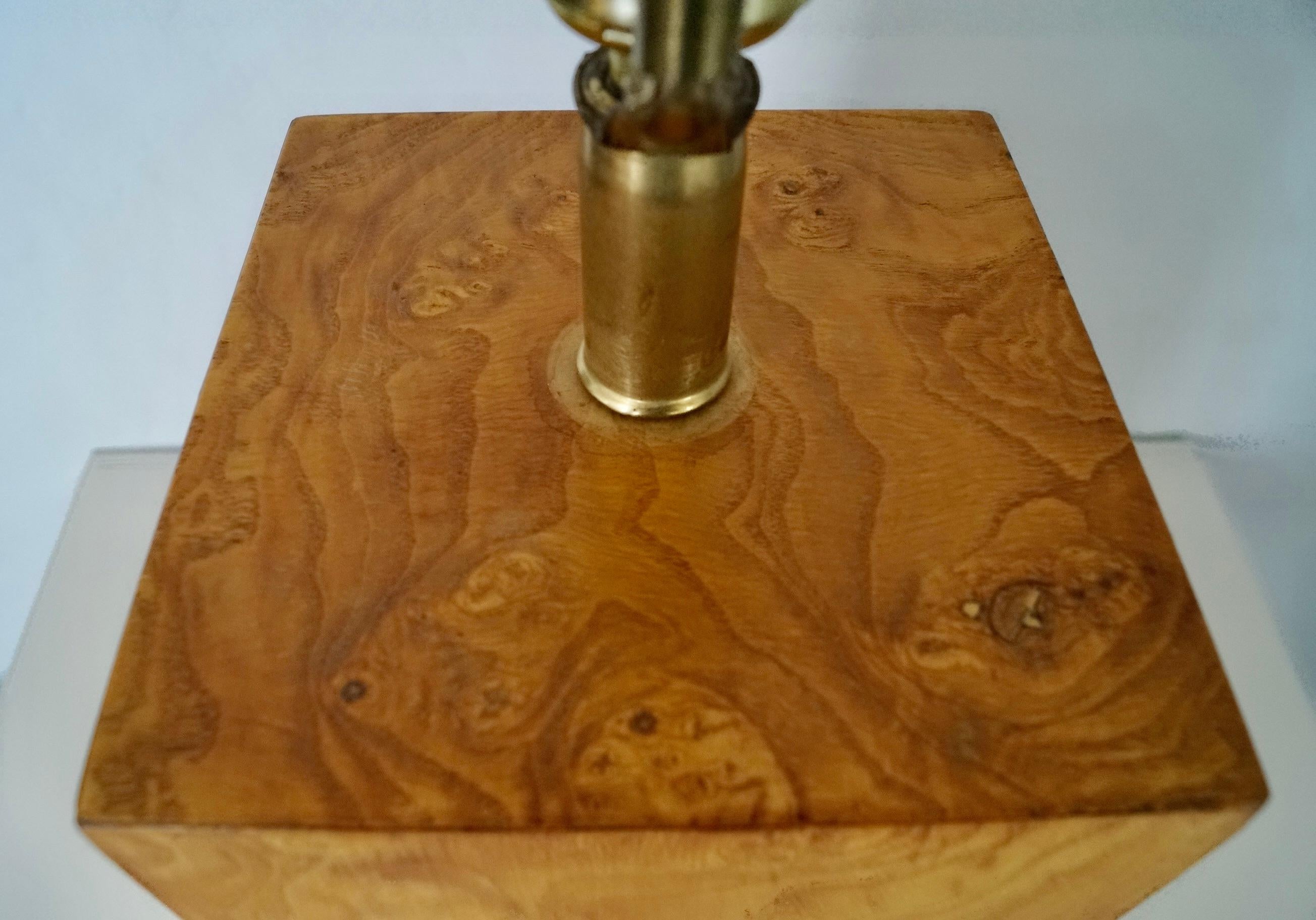 Lámpara de sobremesa de latón y madera burl estilo Milo Baughman de mediados de siglo XX en venta 4