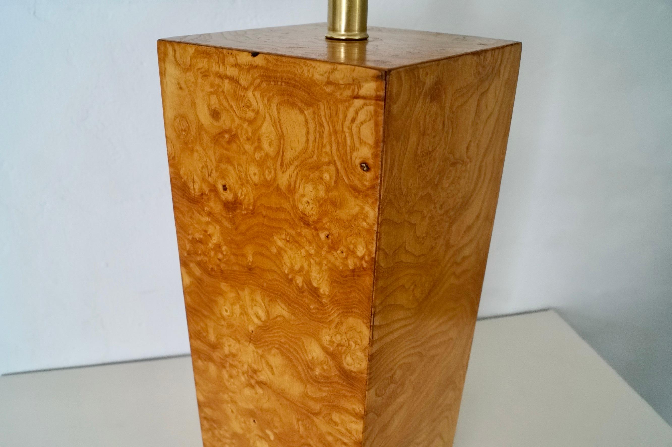 Lámpara de sobremesa de latón y madera burl estilo Milo Baughman de mediados de siglo XX en venta 5