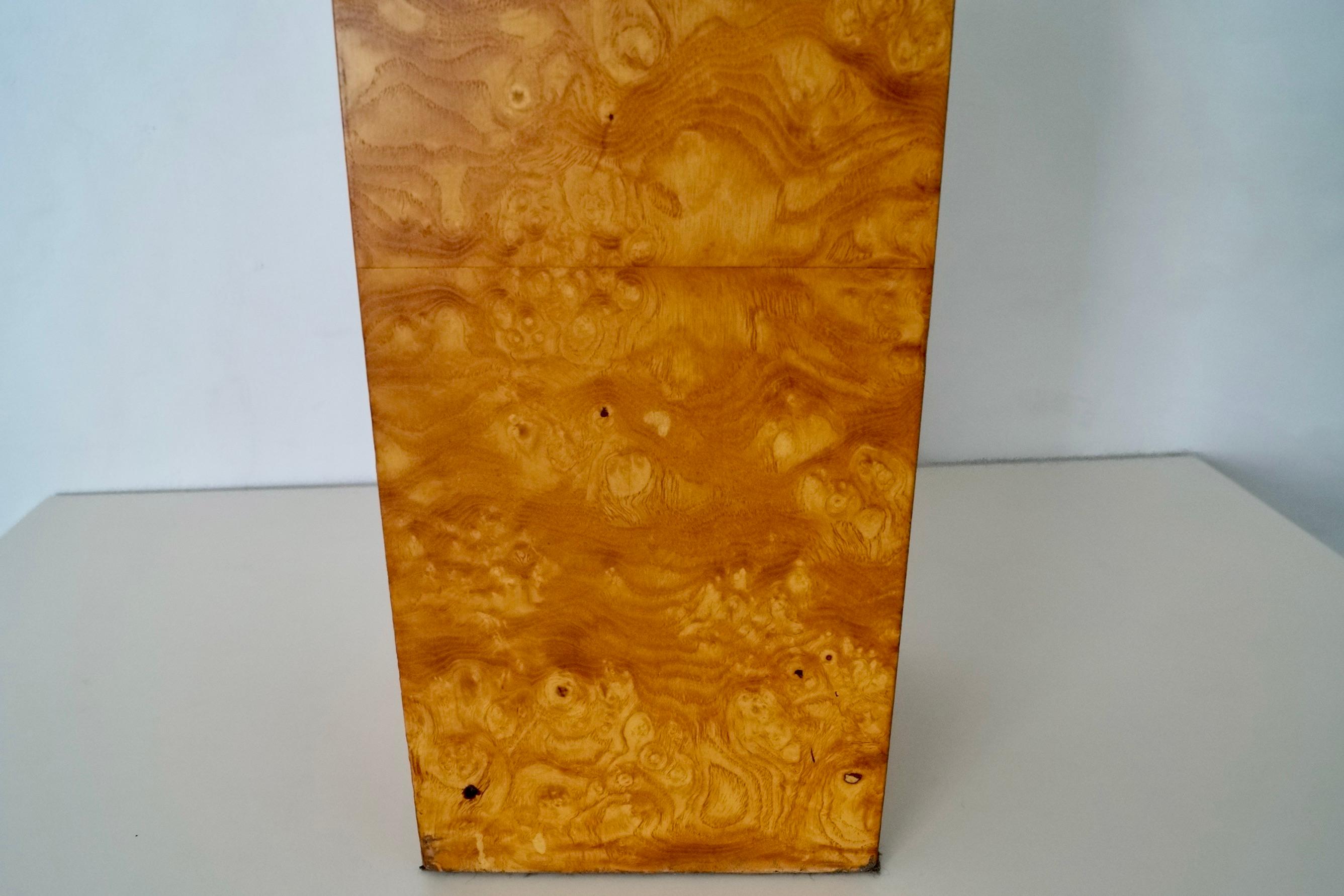 Lámpara de sobremesa de latón y madera burl estilo Milo Baughman de mediados de siglo XX en venta 6