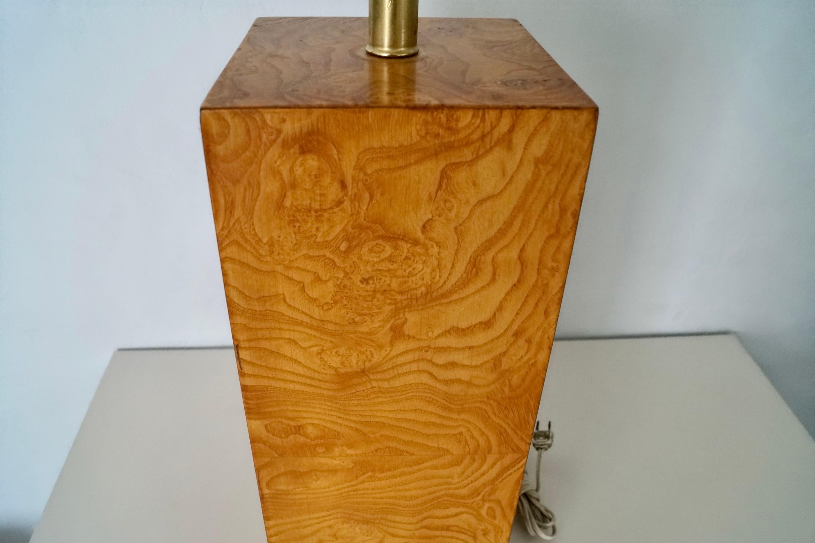 Lámpara de sobremesa de latón y madera burl estilo Milo Baughman de mediados de siglo XX en venta 7