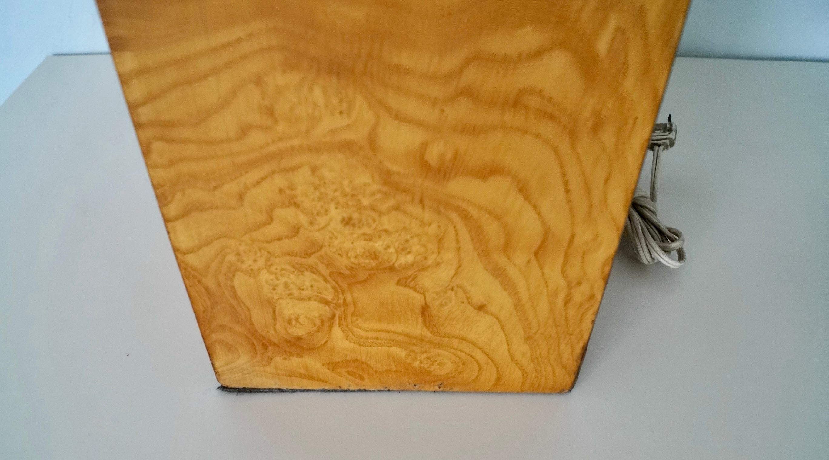 Lámpara de sobremesa de latón y madera burl estilo Milo Baughman de mediados de siglo XX en venta 8