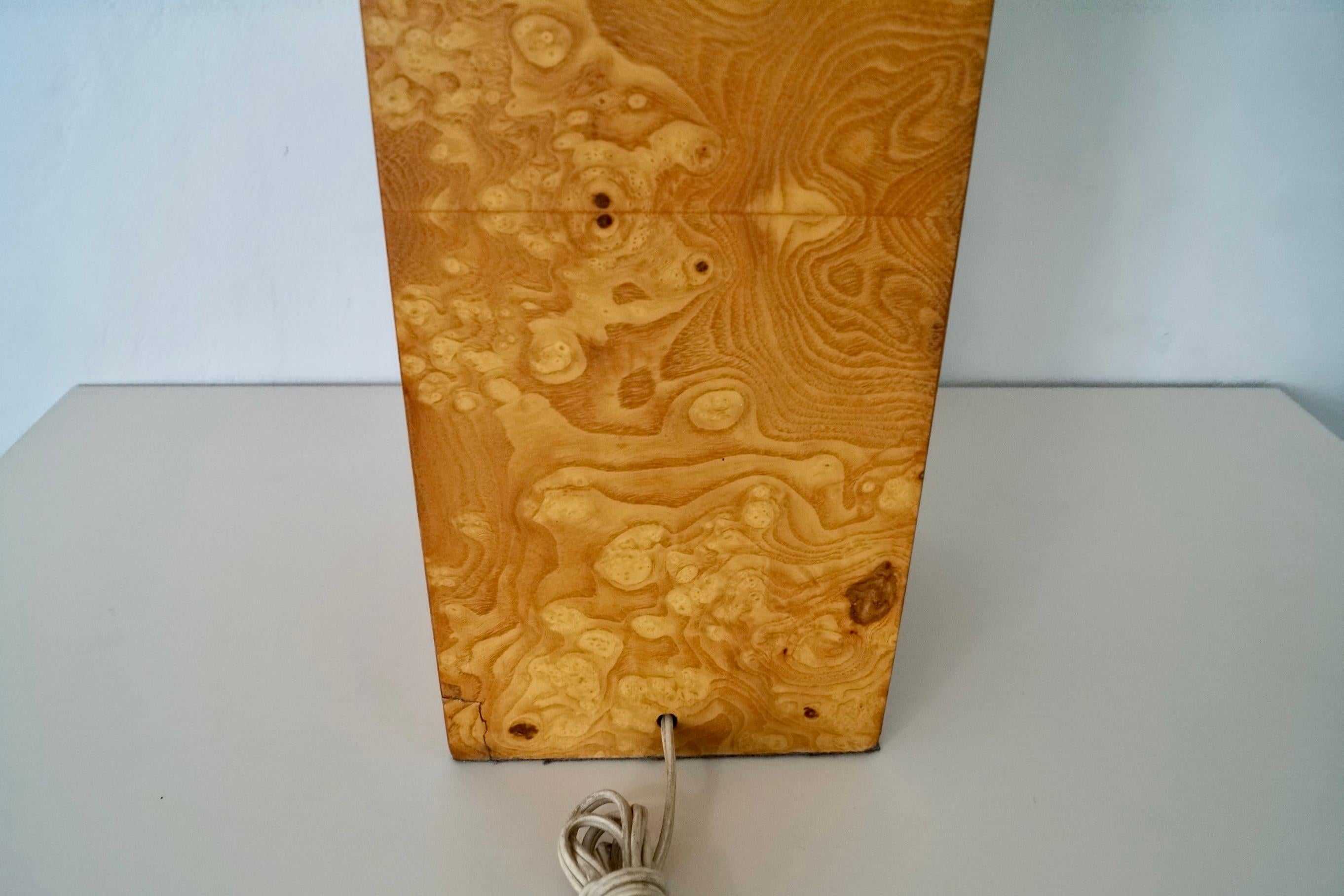 Lámpara de sobremesa de latón y madera burl estilo Milo Baughman de mediados de siglo XX en venta 10