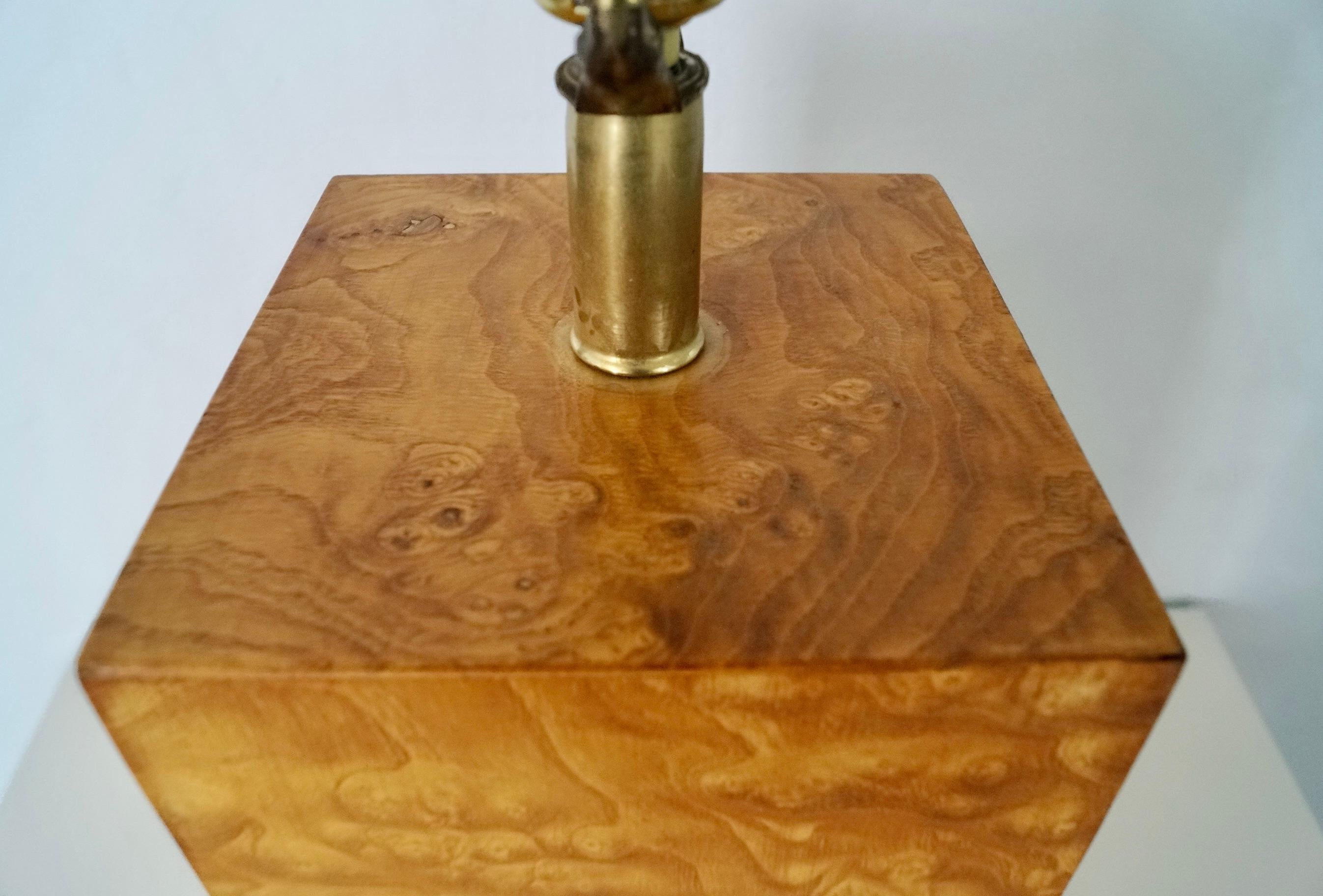 Lámpara de sobremesa de latón y madera burl estilo Milo Baughman de mediados de siglo XX en venta 12