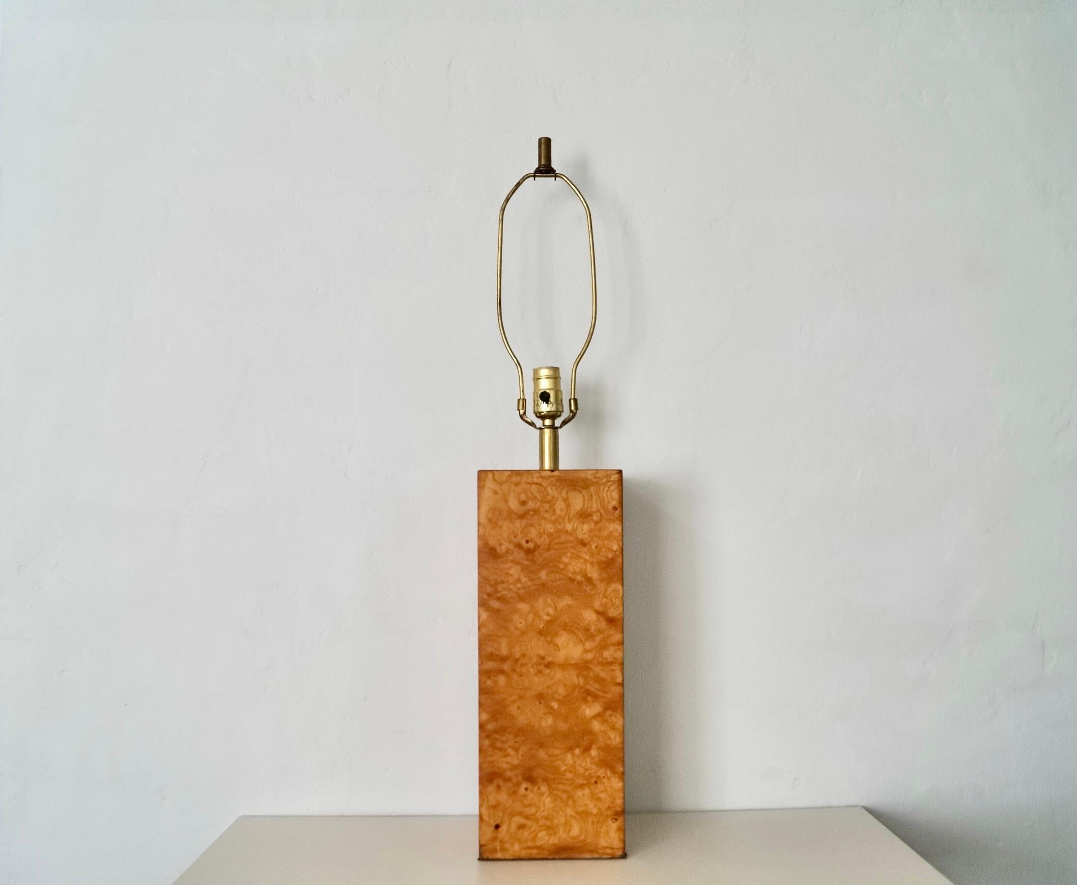 Se vende lámpara de mesa Vintage Midcentury Modern. A la manera de Milo Baughman, y originalmente de los años 70. Está en muy buen estado, y está hecha de hermosa madera de arce y latón. Está en perfecto estado de funcionamiento y es muy raro.
