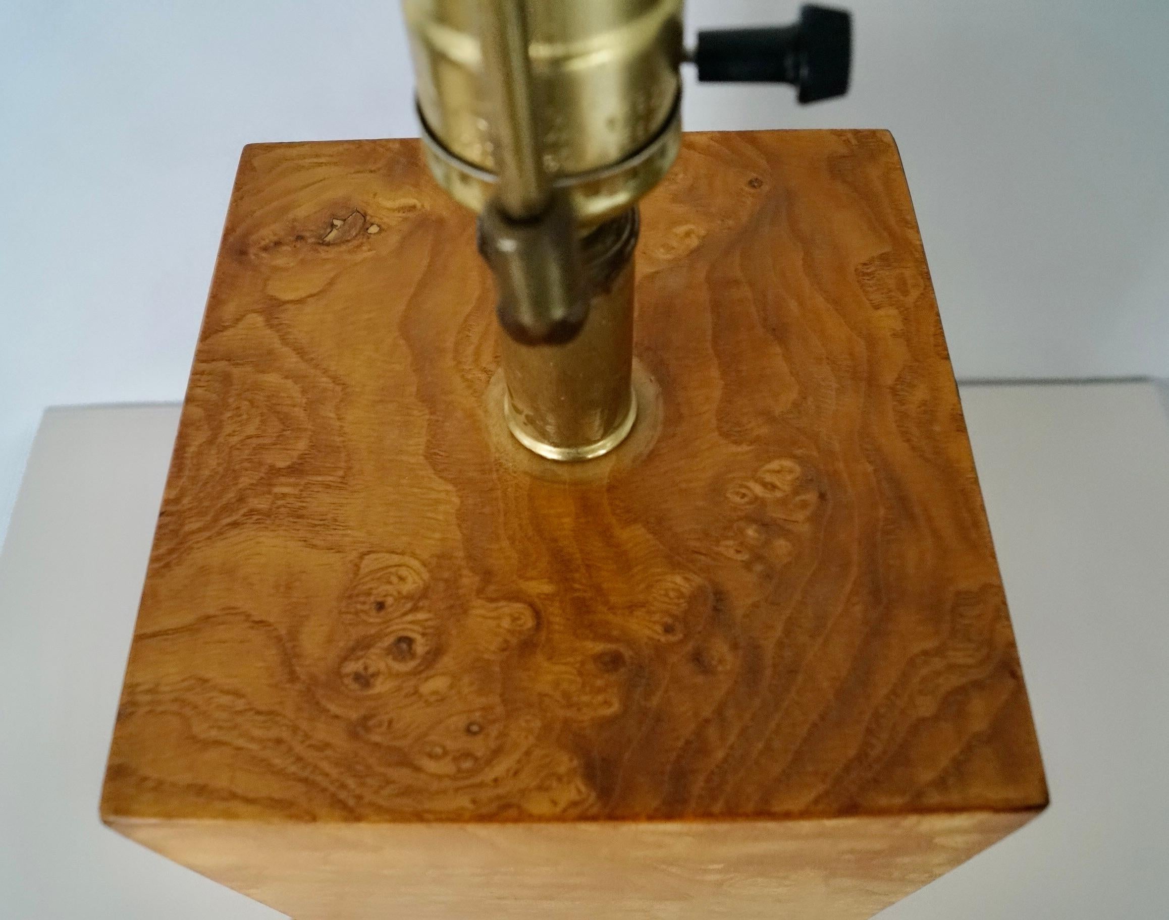 Lámpara de sobremesa de latón y madera burl estilo Milo Baughman de mediados de siglo XX en venta 13