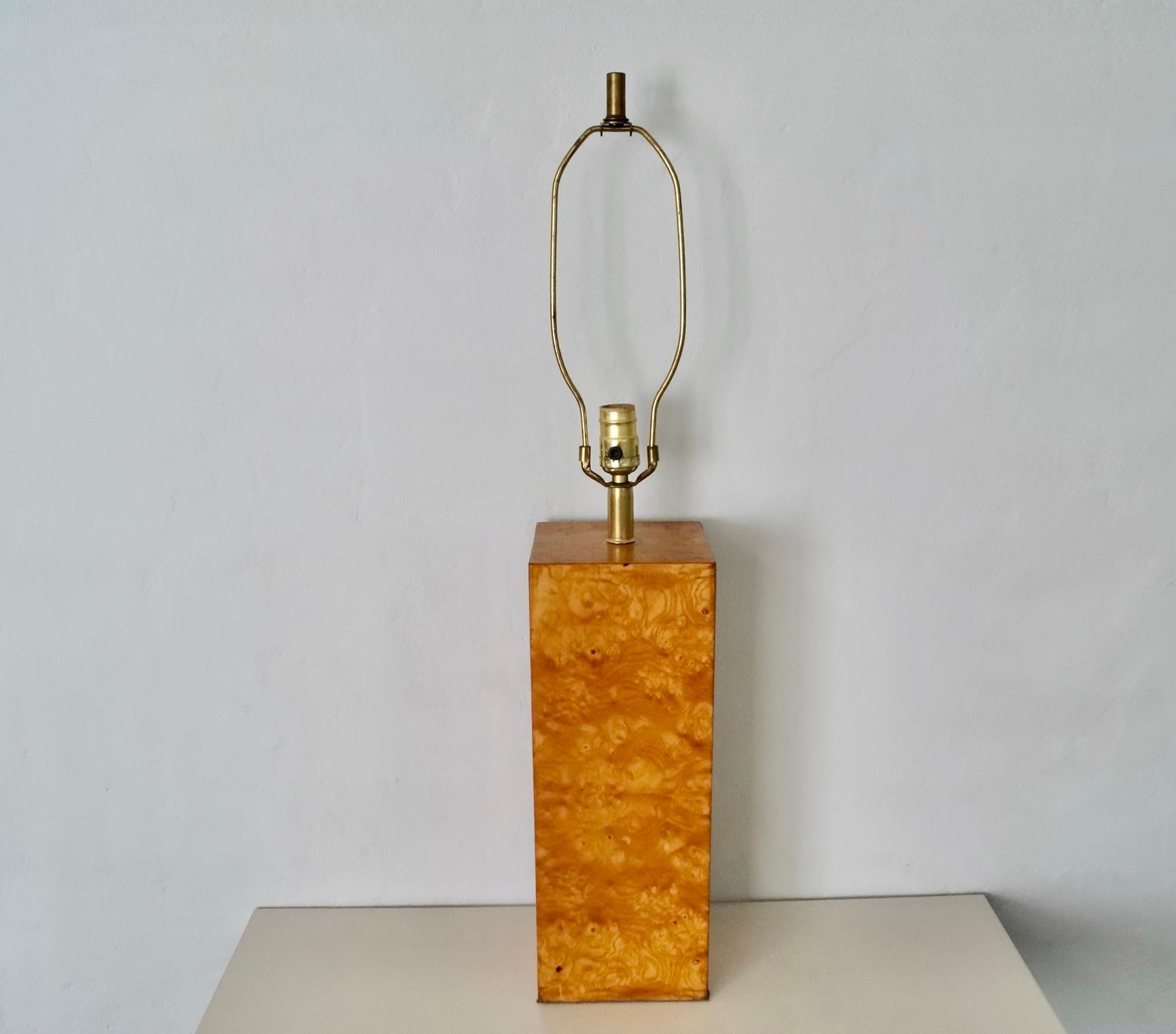 Lámpara de sobremesa de latón y madera burl estilo Milo Baughman de mediados de siglo XX Moderno de mediados de siglo en venta