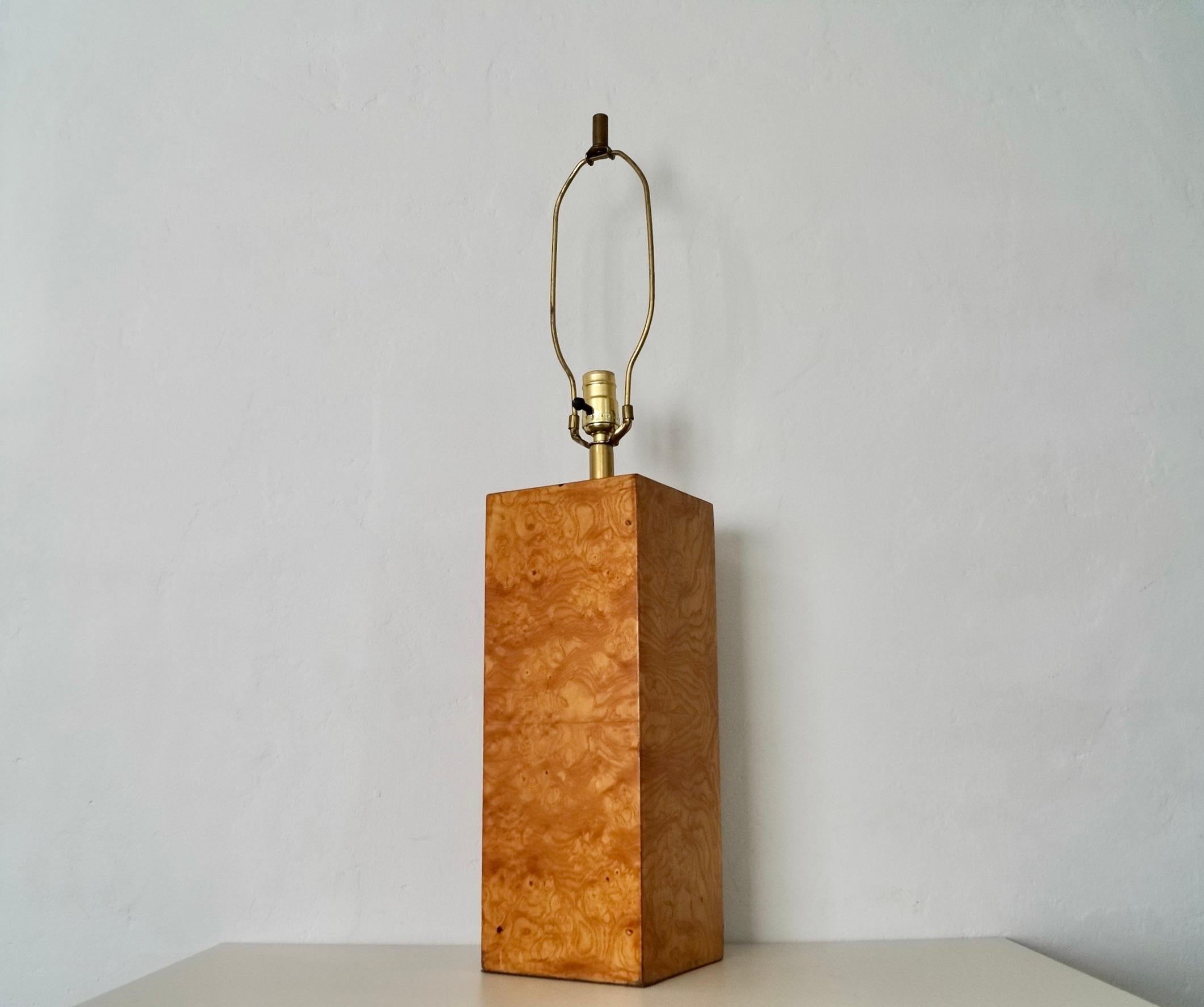 Lámpara de sobremesa de latón y madera burl estilo Milo Baughman de mediados de siglo XX en Bueno estado para la venta en Burbank, CA