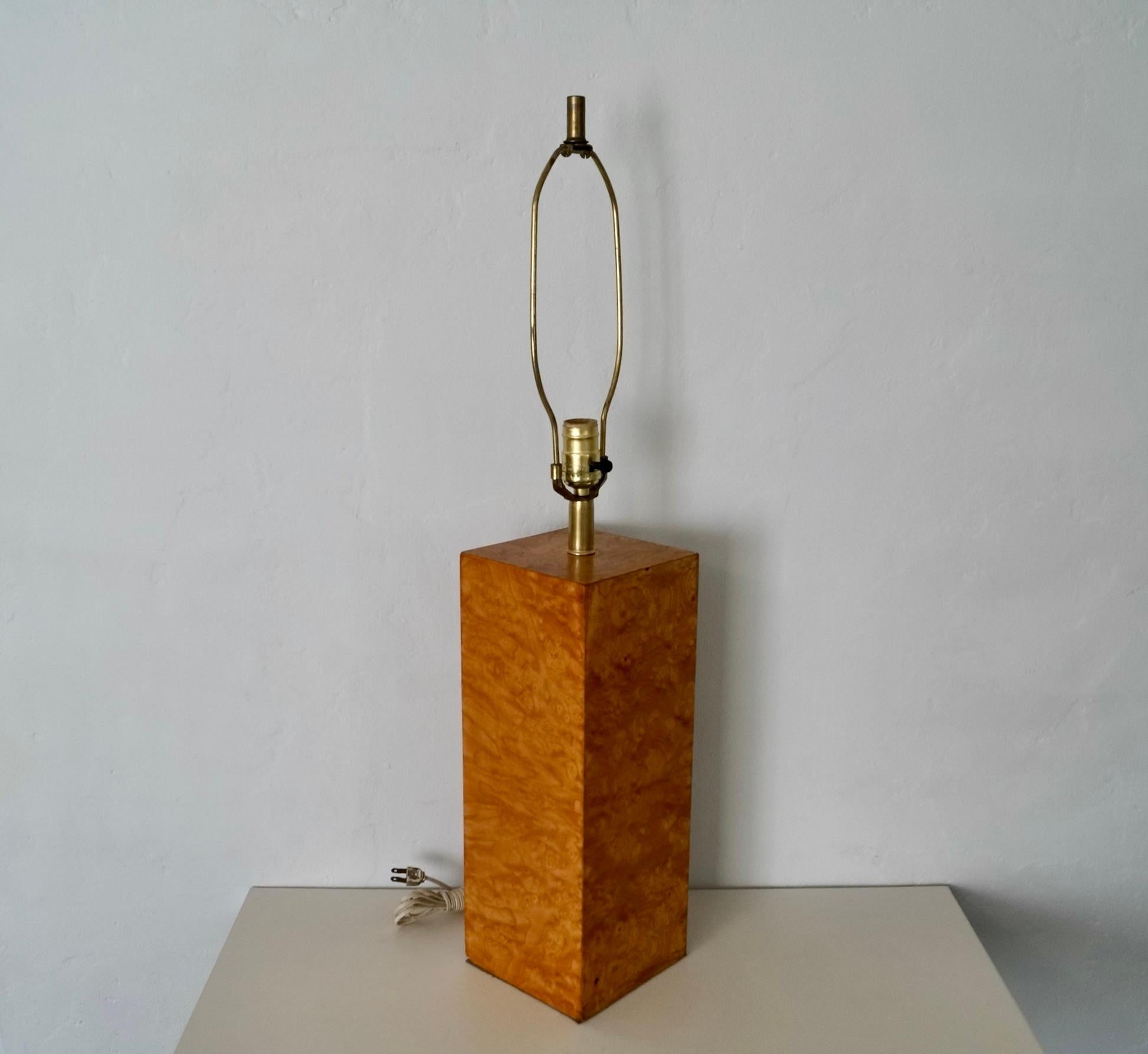 Lámpara de sobremesa de latón y madera burl estilo Milo Baughman de mediados de siglo XX finales del siglo XX en venta