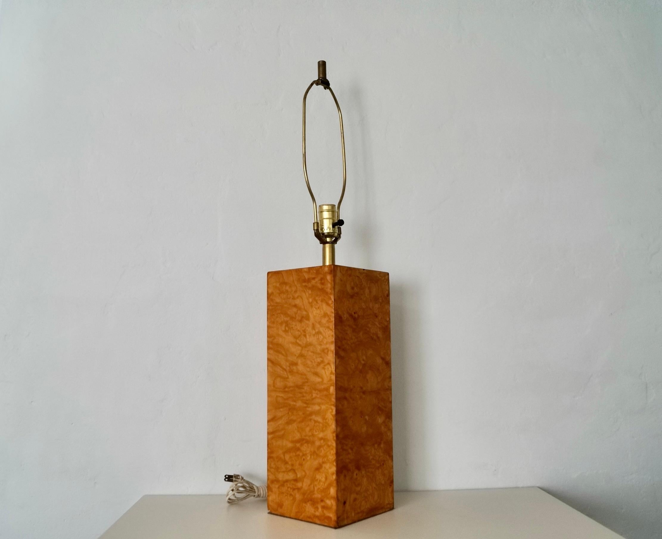 Lámpara de sobremesa de latón y madera burl estilo Milo Baughman de mediados de siglo XX Latón en venta