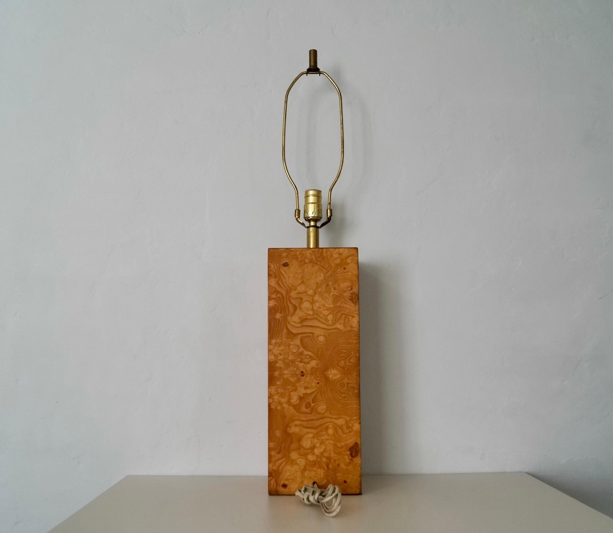 Lámpara de sobremesa de latón y madera burl estilo Milo Baughman de mediados de siglo XX en venta 1