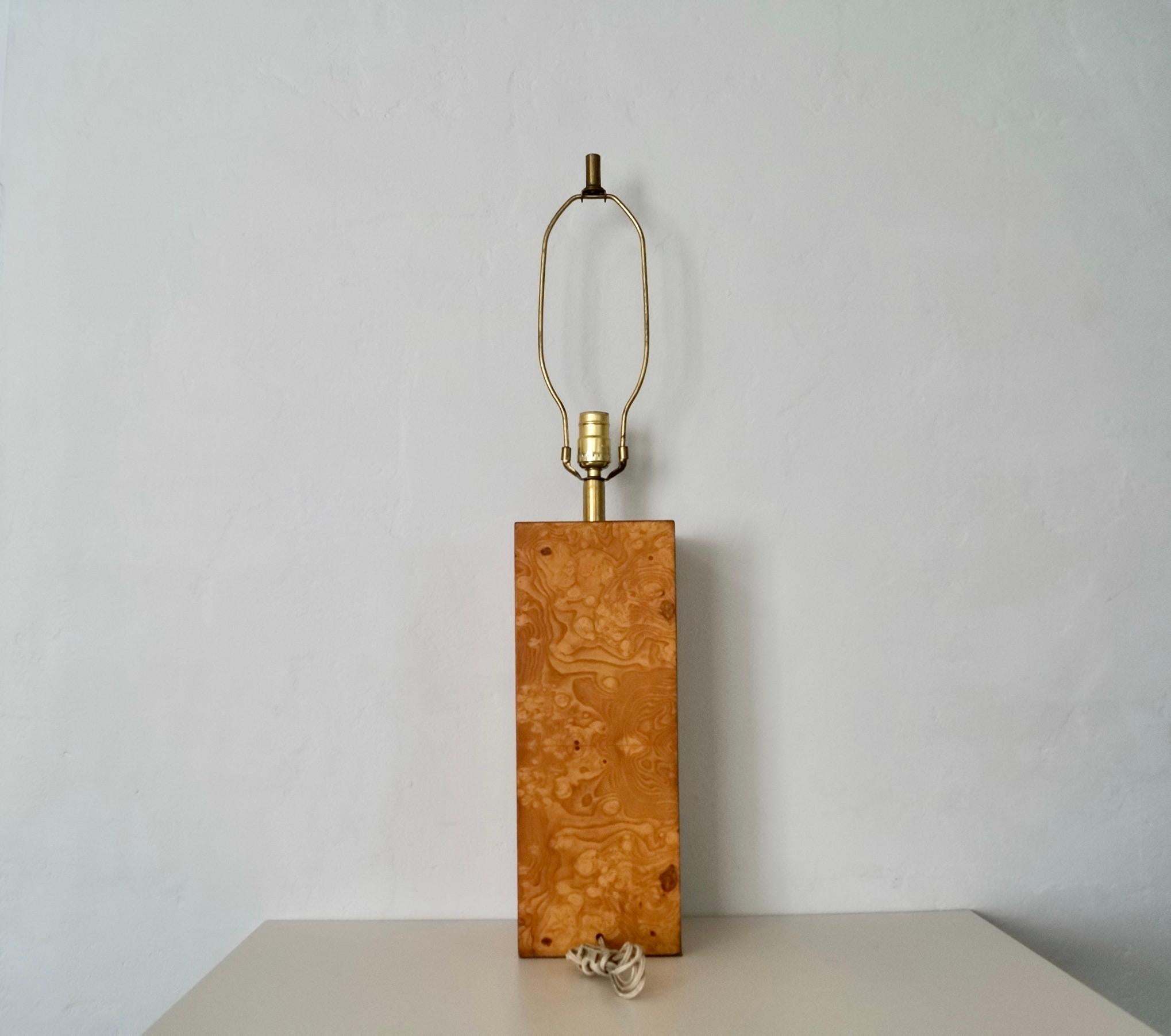 Lámpara de sobremesa de latón y madera burl estilo Milo Baughman de mediados de siglo XX en venta 2