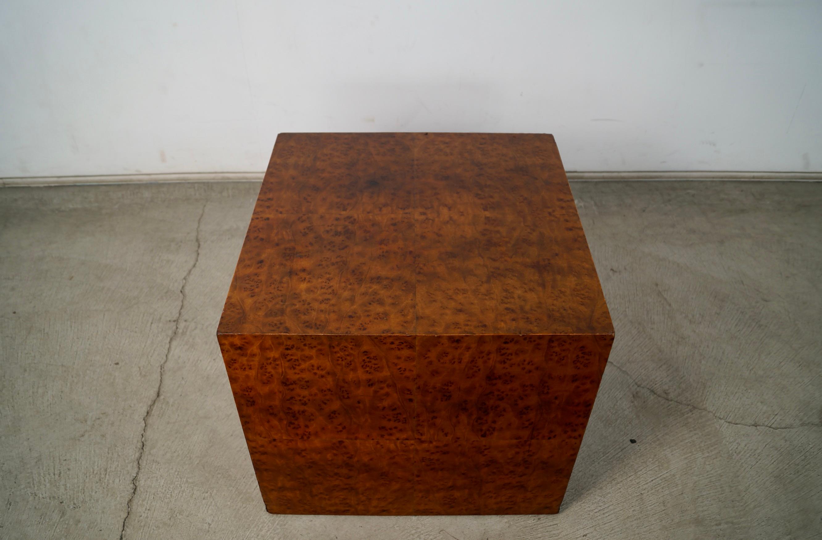 Vintage original Midcentury Modern table d'appoint en bois de bourgogne à vendre. Il s'agit d'une pièce de créateur originale des années 1970, dont le design est attribué à Milo Baughman. Elle est solide et bien construite, et c'est une belle table
