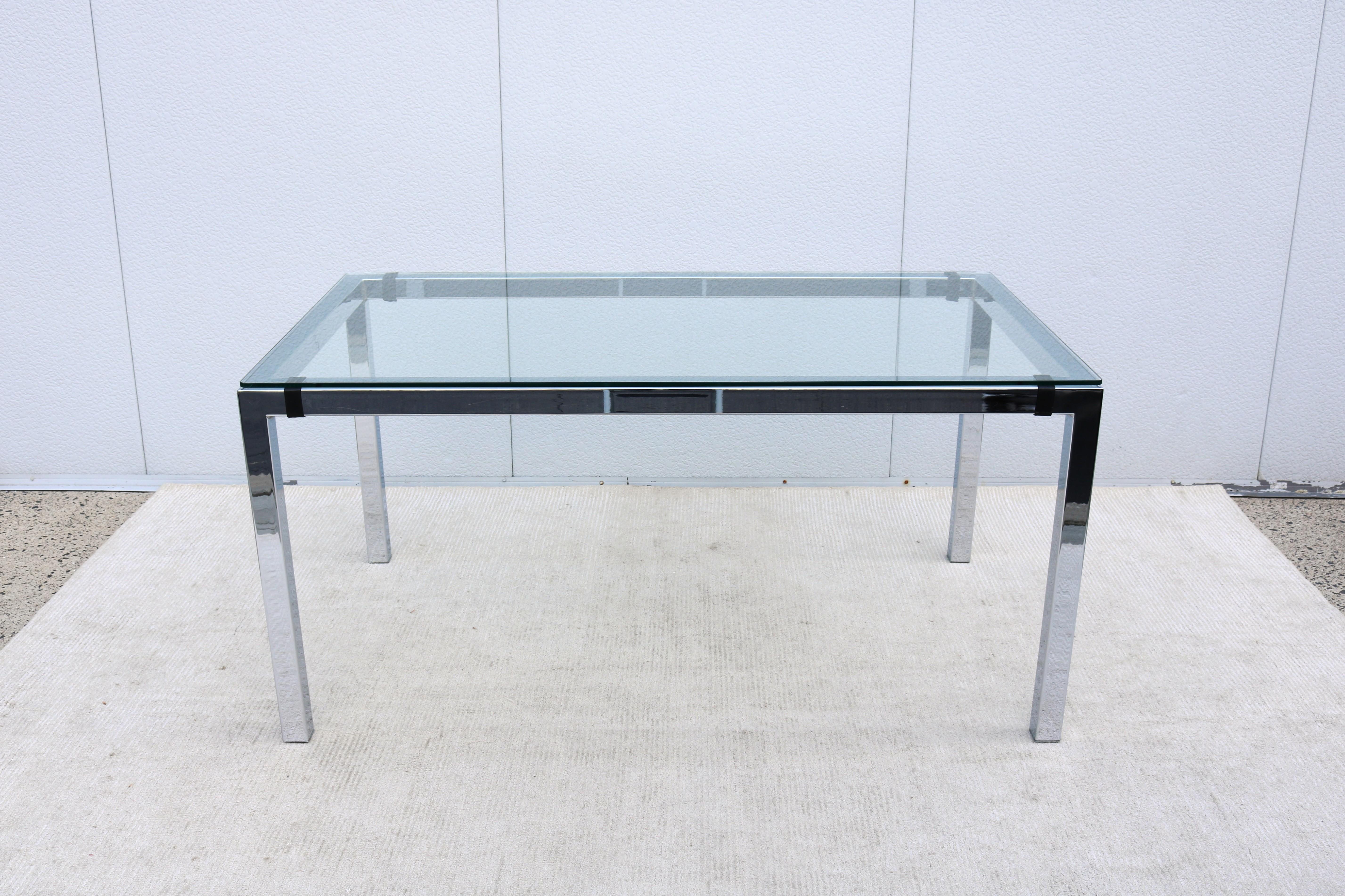 Mid-Century Modern 1970 Table de salle à manger en verre et acier chromé The Moderns Moderns Milo Baughman en vente