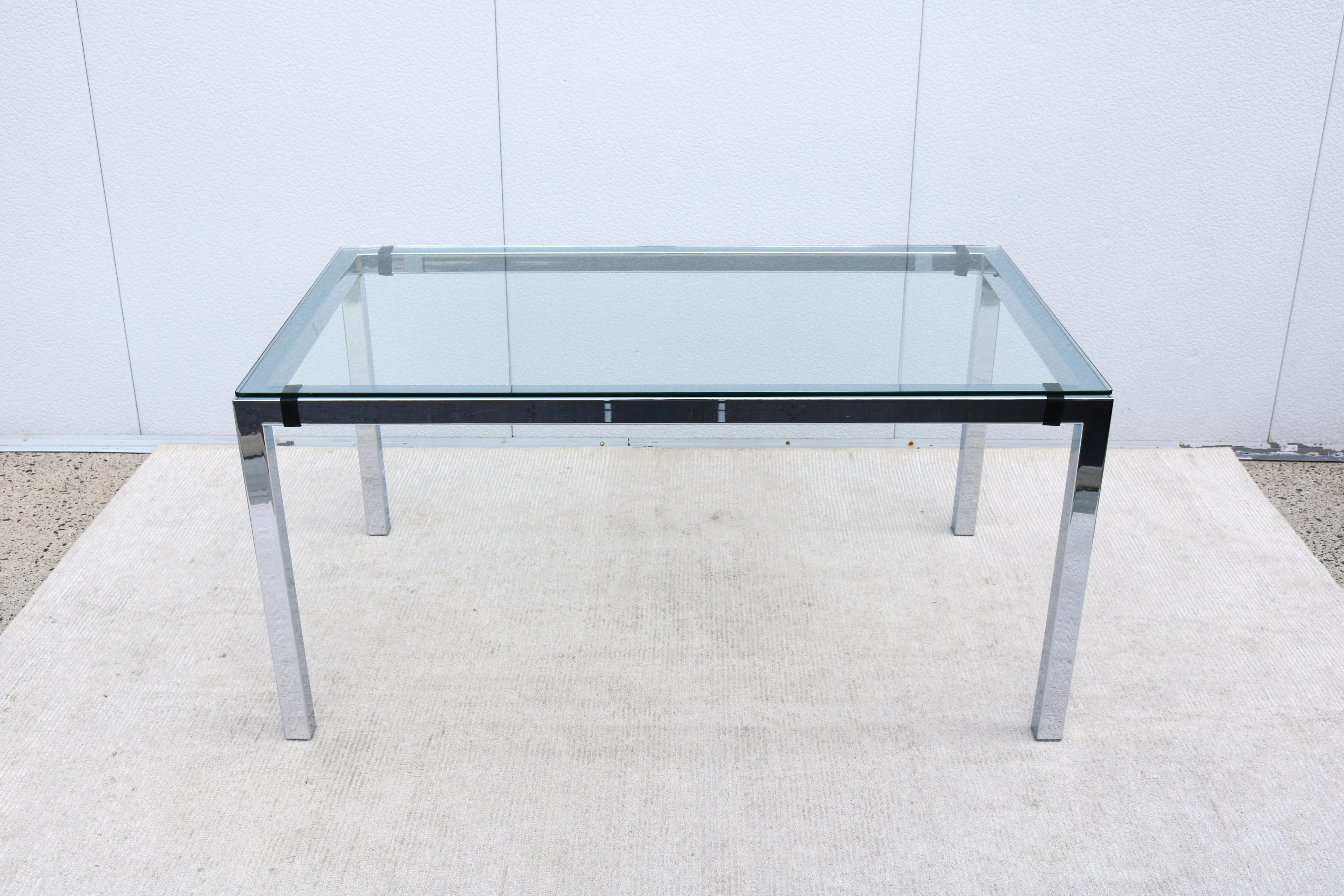Américain 1970 Table de salle à manger en verre et acier chromé The Moderns Moderns Milo Baughman en vente