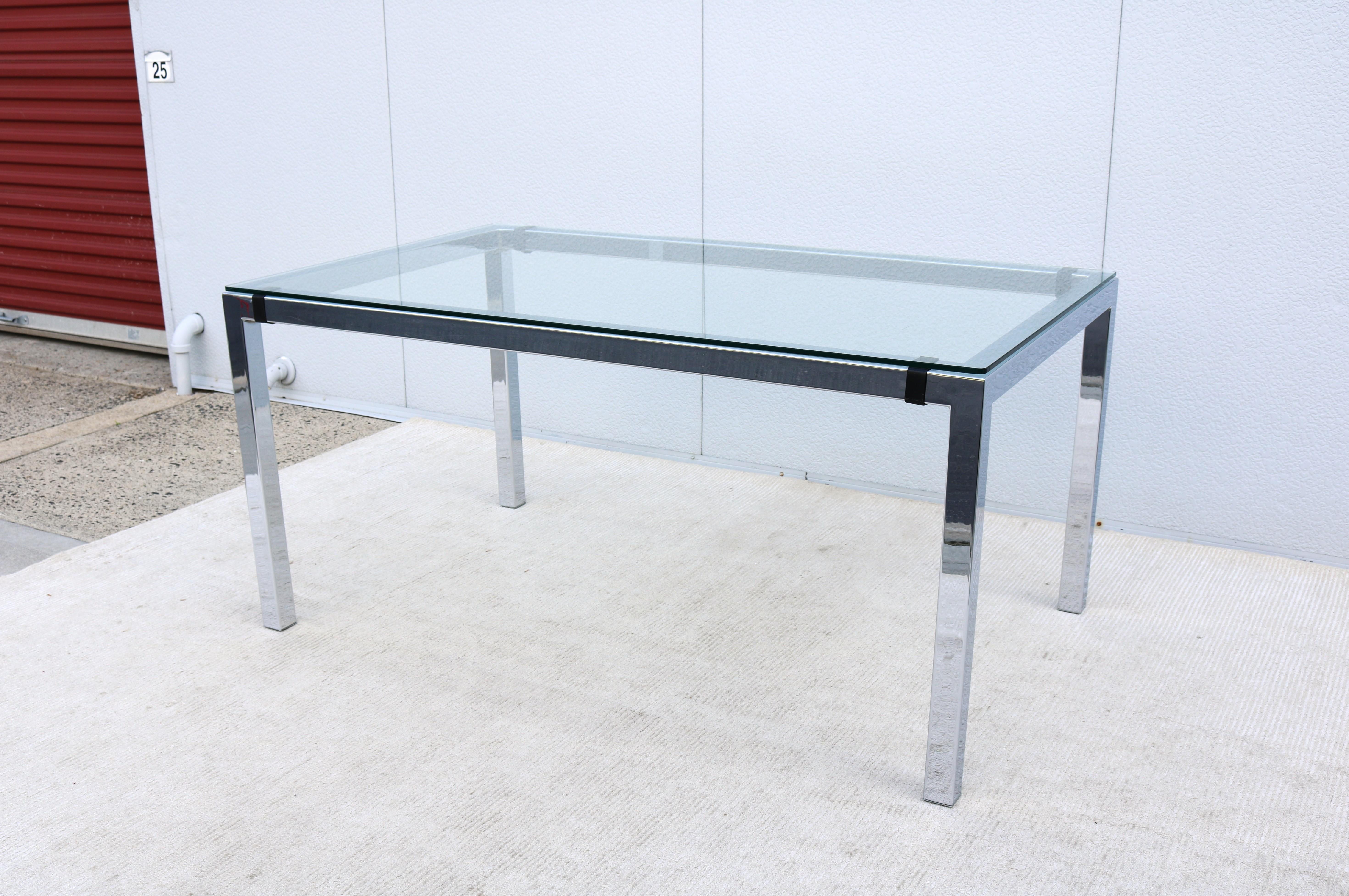 Acier 1970 Table de salle à manger en verre et acier chromé The Moderns Moderns Milo Baughman en vente