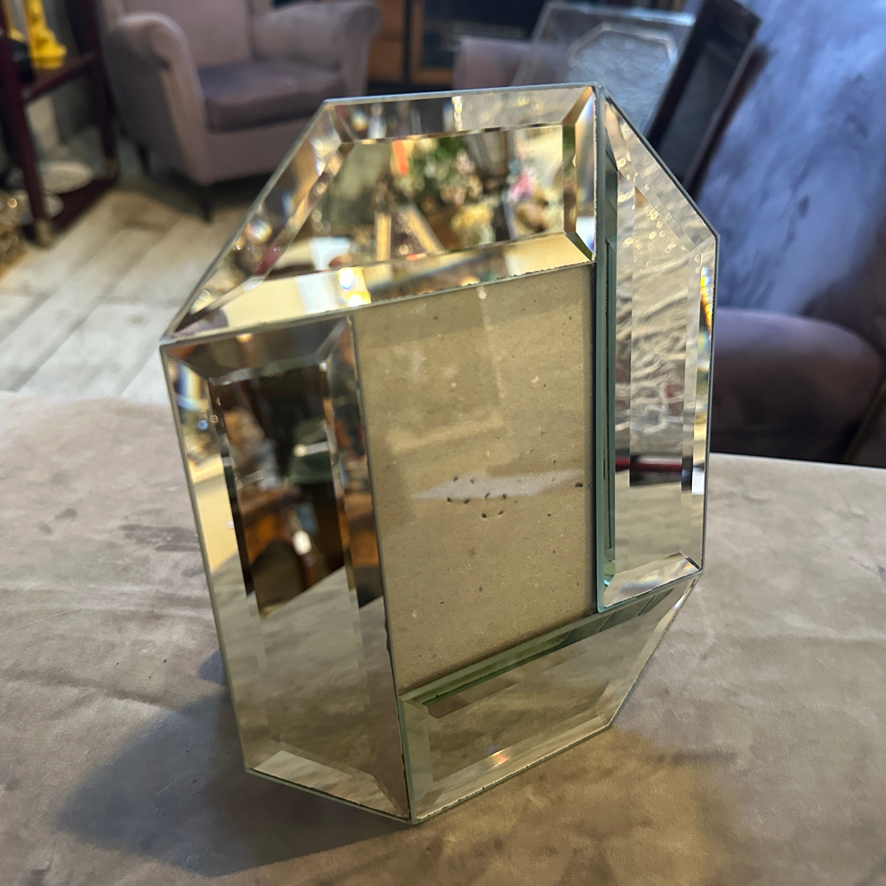 1970 Mid-Century Modern Italian Mirror and Glass Picture Frame (Cadre photo italien en verre et miroir)
Ajoutez une touche de glamour italien des années 1970 à votre intérieur avec ce cadre photo vintage unique et saisissant. Cette pièce incarne