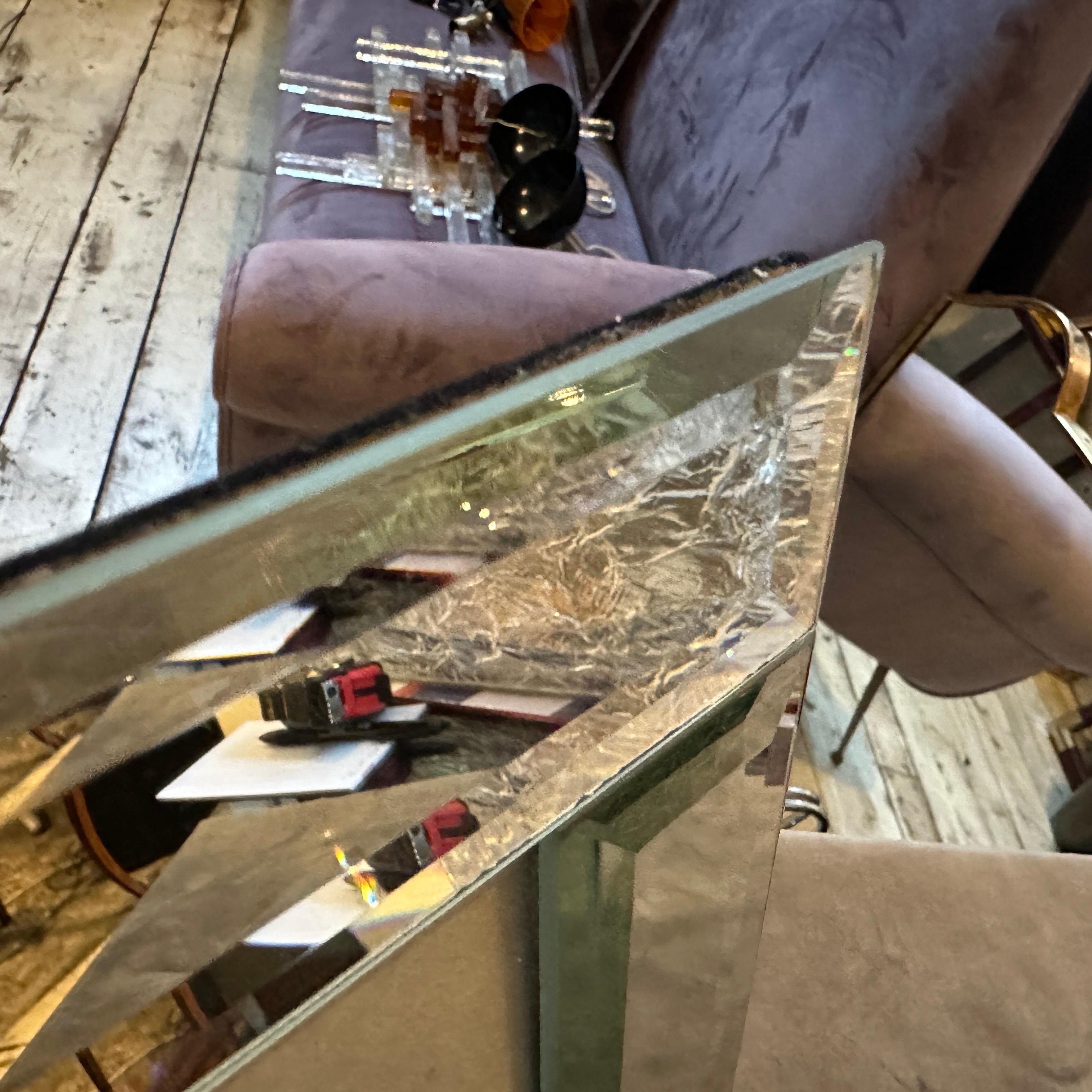 Cornice di specchio e vetro italiana della metà del secolo scorso
Aggiungi un tocco di glamour italiano anni '70 alla tua casa con questa cornice vintage unica e sorprendente. Questo pezzo incarna l'estetica audace e lussuosa dell'era moderna della