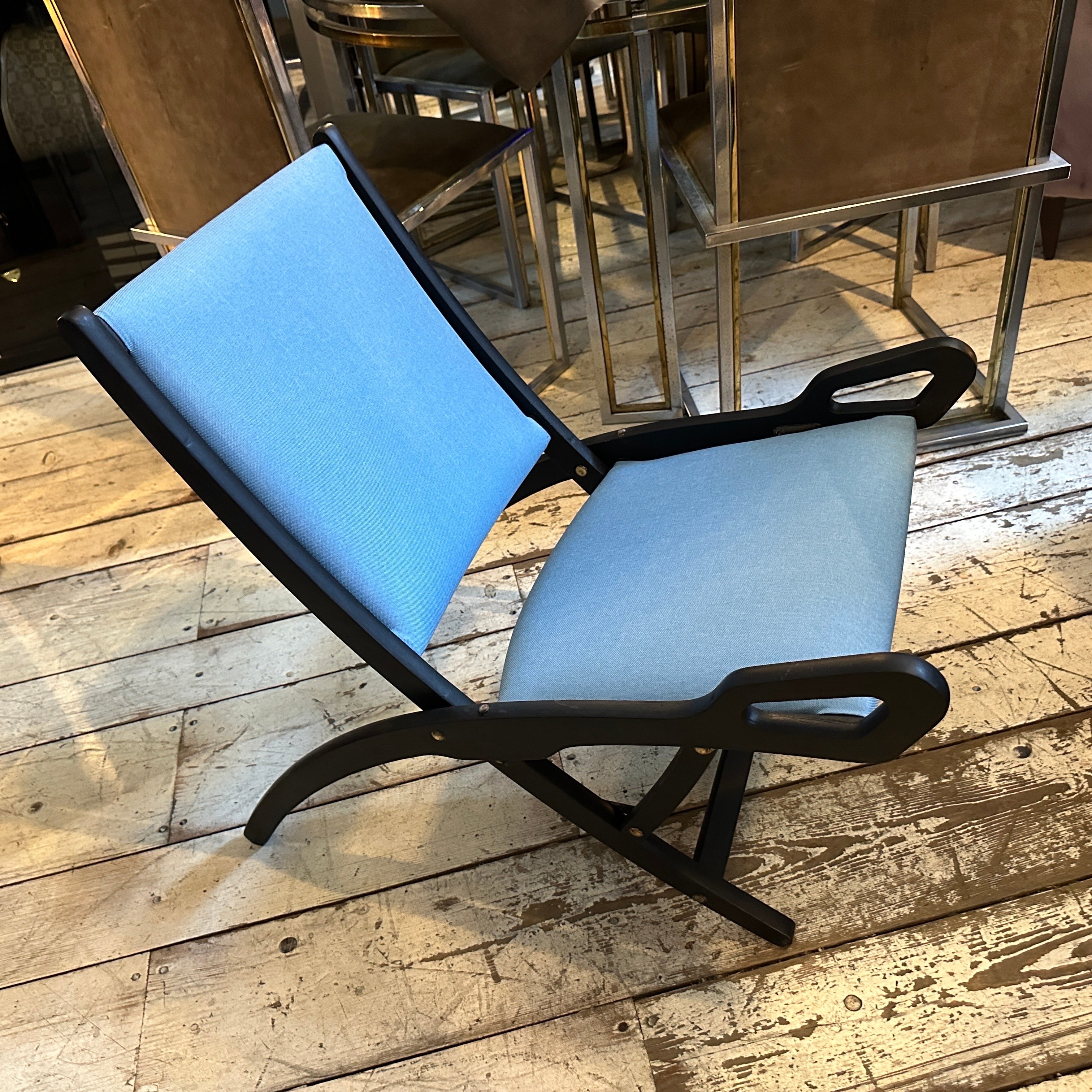 1970s Mid-Century Modern Ninfea Folding Chair by Gio Ponti for Reguitti
Elevate your interior with this iconic Ninfea folding chair, a standout piece of 1970s Italian Mid-Century Modern design by the legendary Gio Ponti for Reguitti. Featuring a