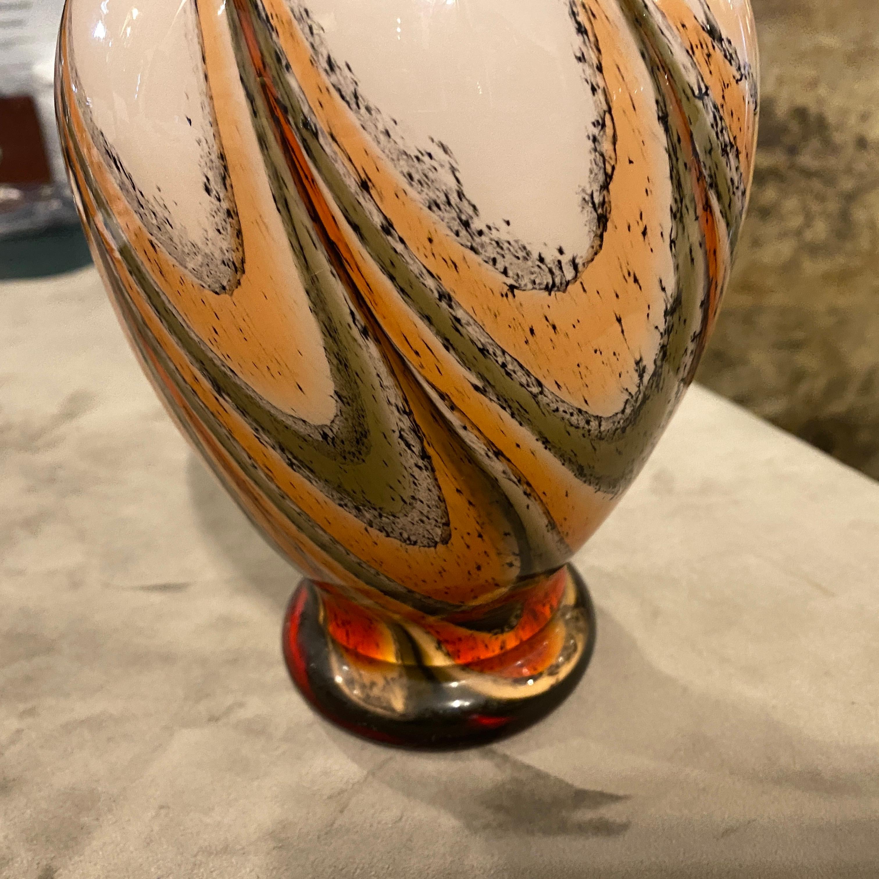Un vase en verre opalin orange et brun fabriqué en Italie dans les années 70. Ces vases sont très populaires à cette époque. Elle a été entièrement soufflée et fabriquée à la main et chacun de ces vases peut être considéré comme une pièce unique.