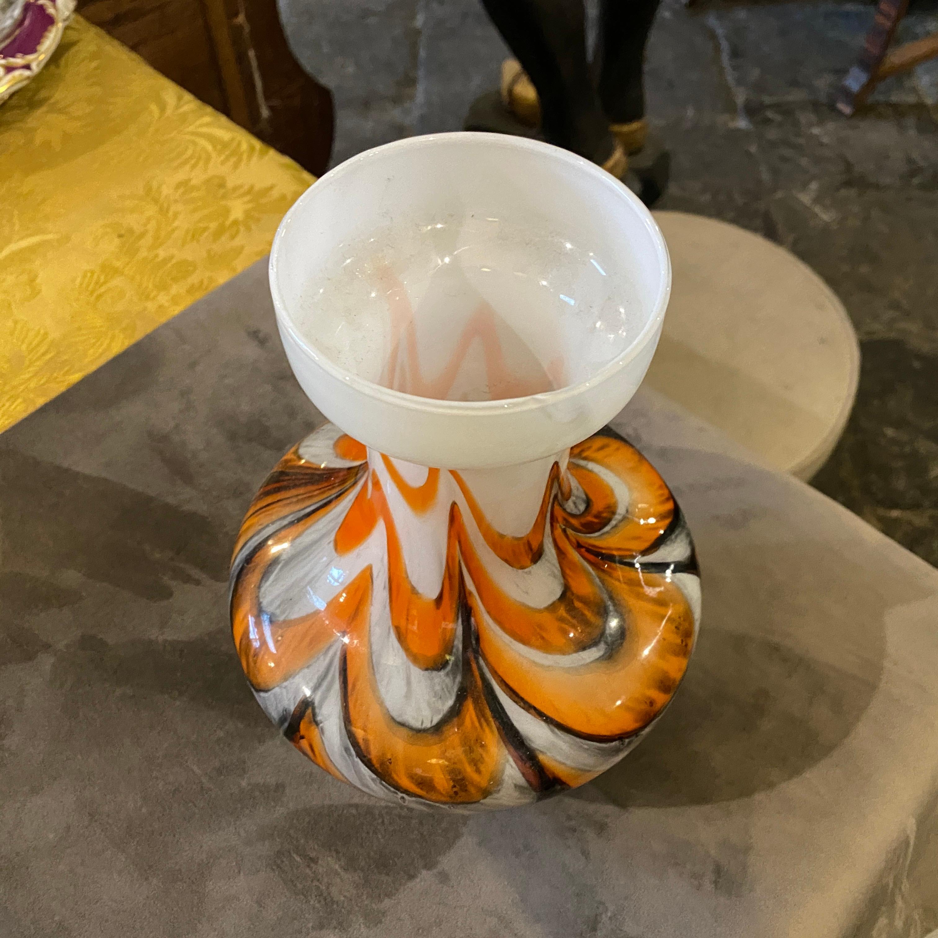 Italienische Vase aus orangefarbenem und grauem Glas von Carlo Moretti, Mid-Century Modern, 1970er Jahre (Opalglas) im Angebot